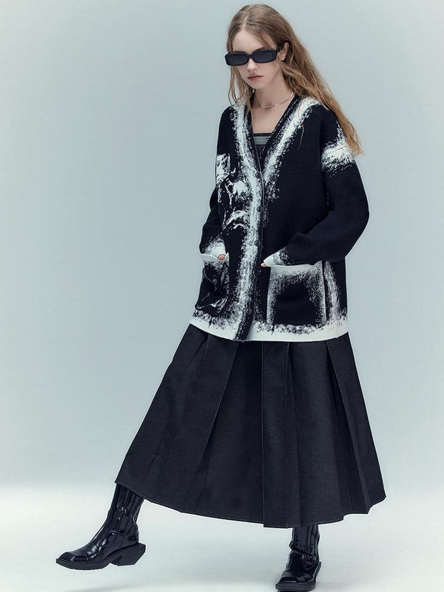 AnnoMundi Black And White Rose Jacquard V-Neck Knit Cardigan