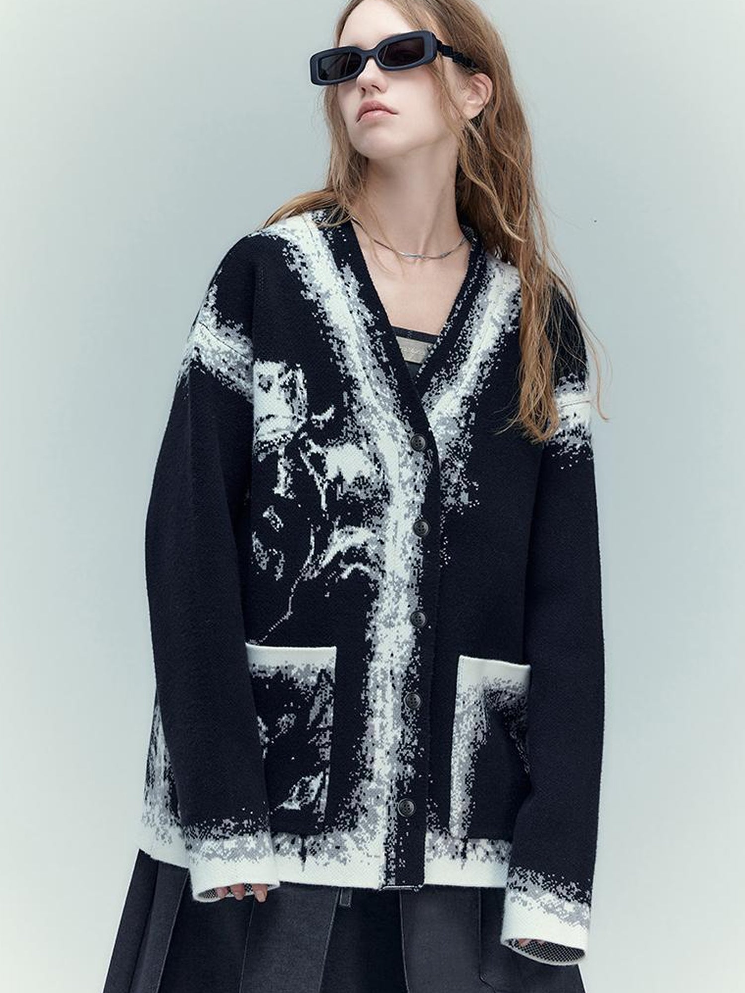AnnoMundi Black And White Rose Jacquard V-Neck Knit Cardigan
