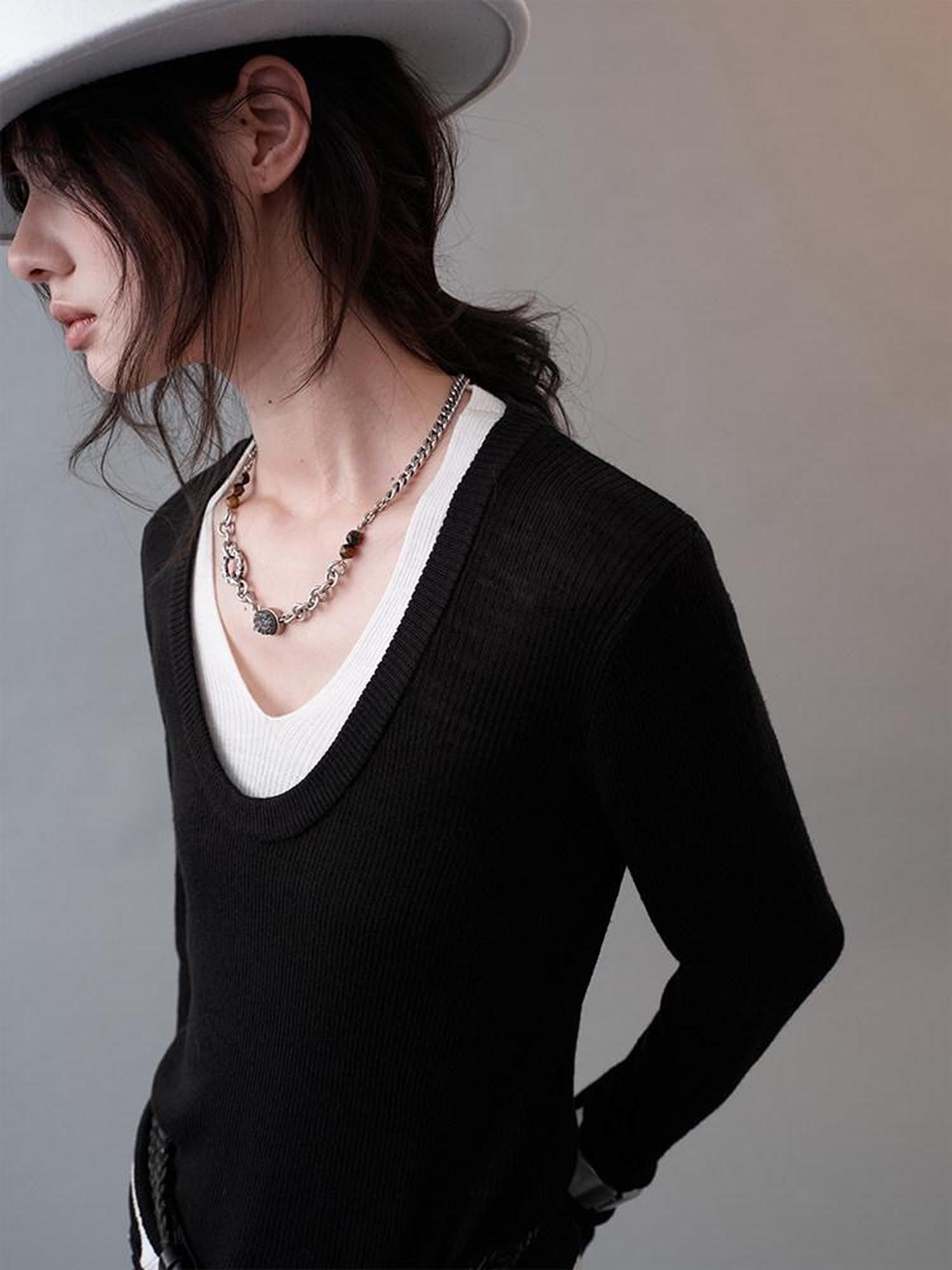 AnnoMundi T-shirts à manches longues pour femmes en lin mélangé, à col en V, avec boutons et coloris en blocs.
