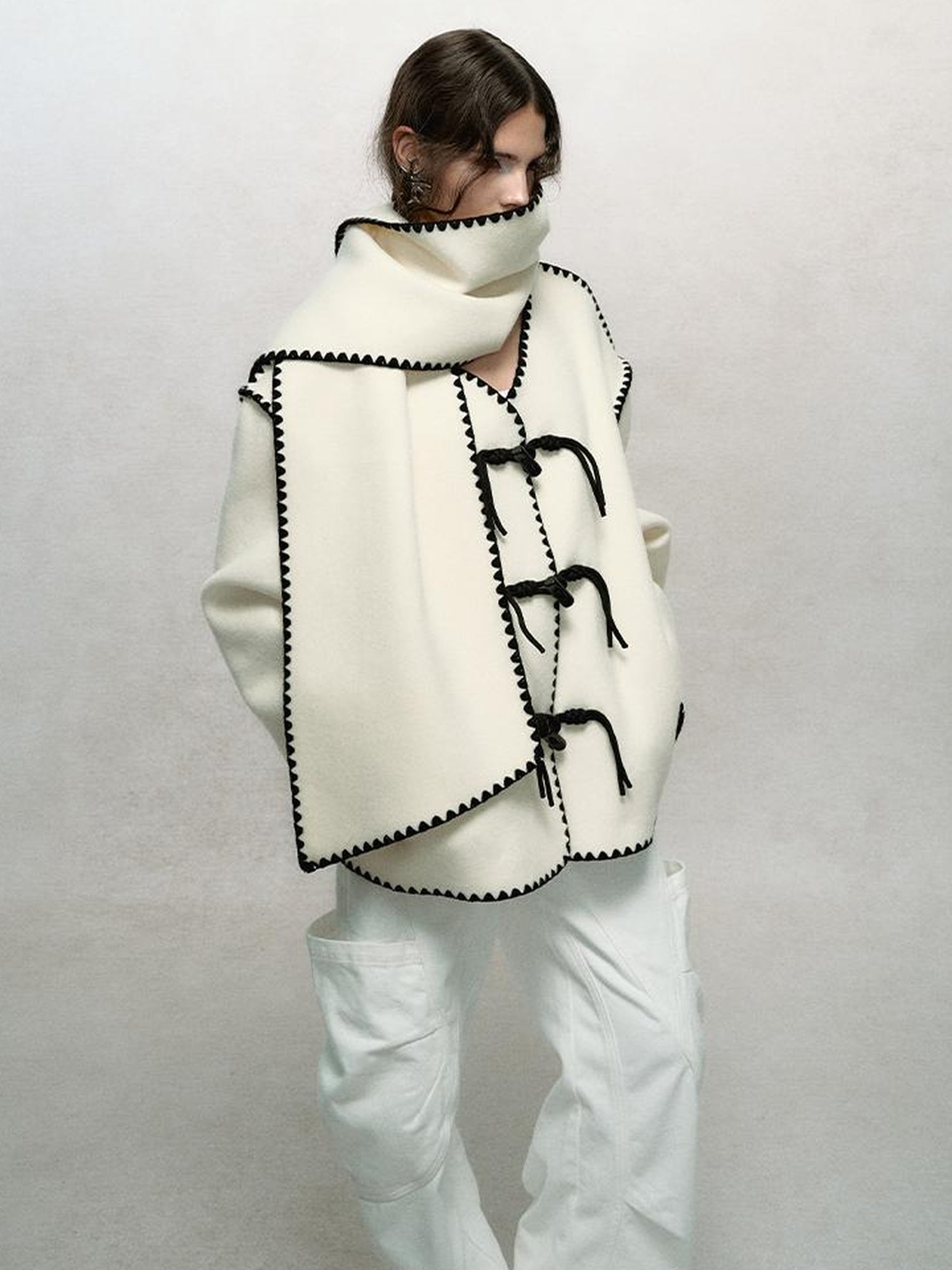 AnnoMundi Contrast Trim V-Neck Double Faced Wool Coat With Scarf