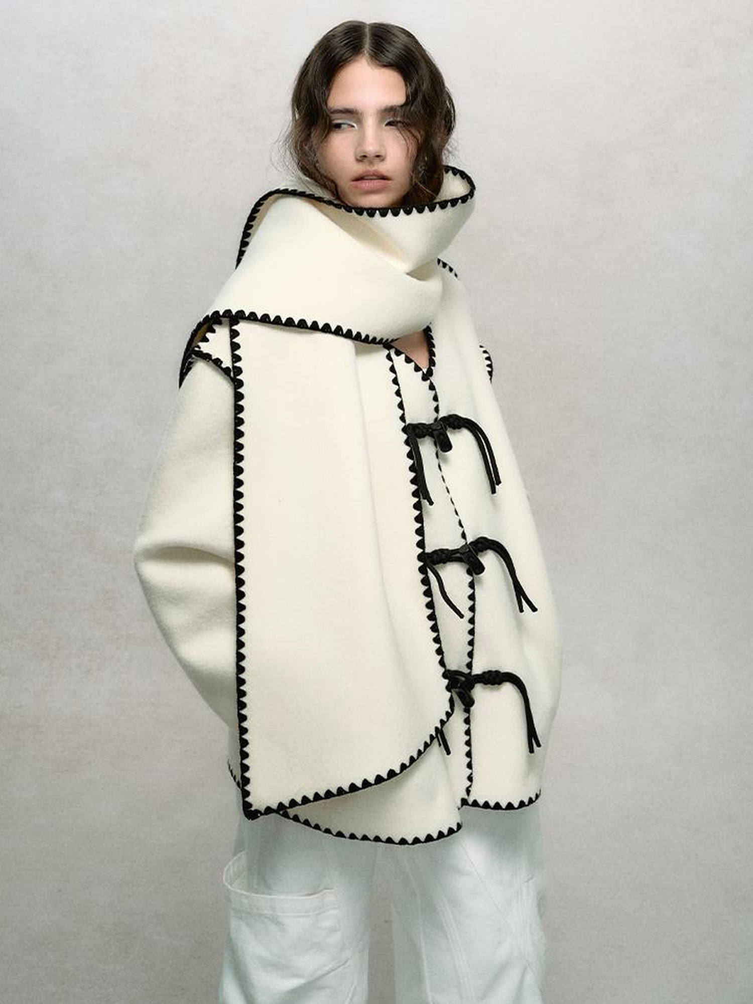 AnnoMundi Contrast Trim V-Neck Double Faced Wool Coat With Scarf