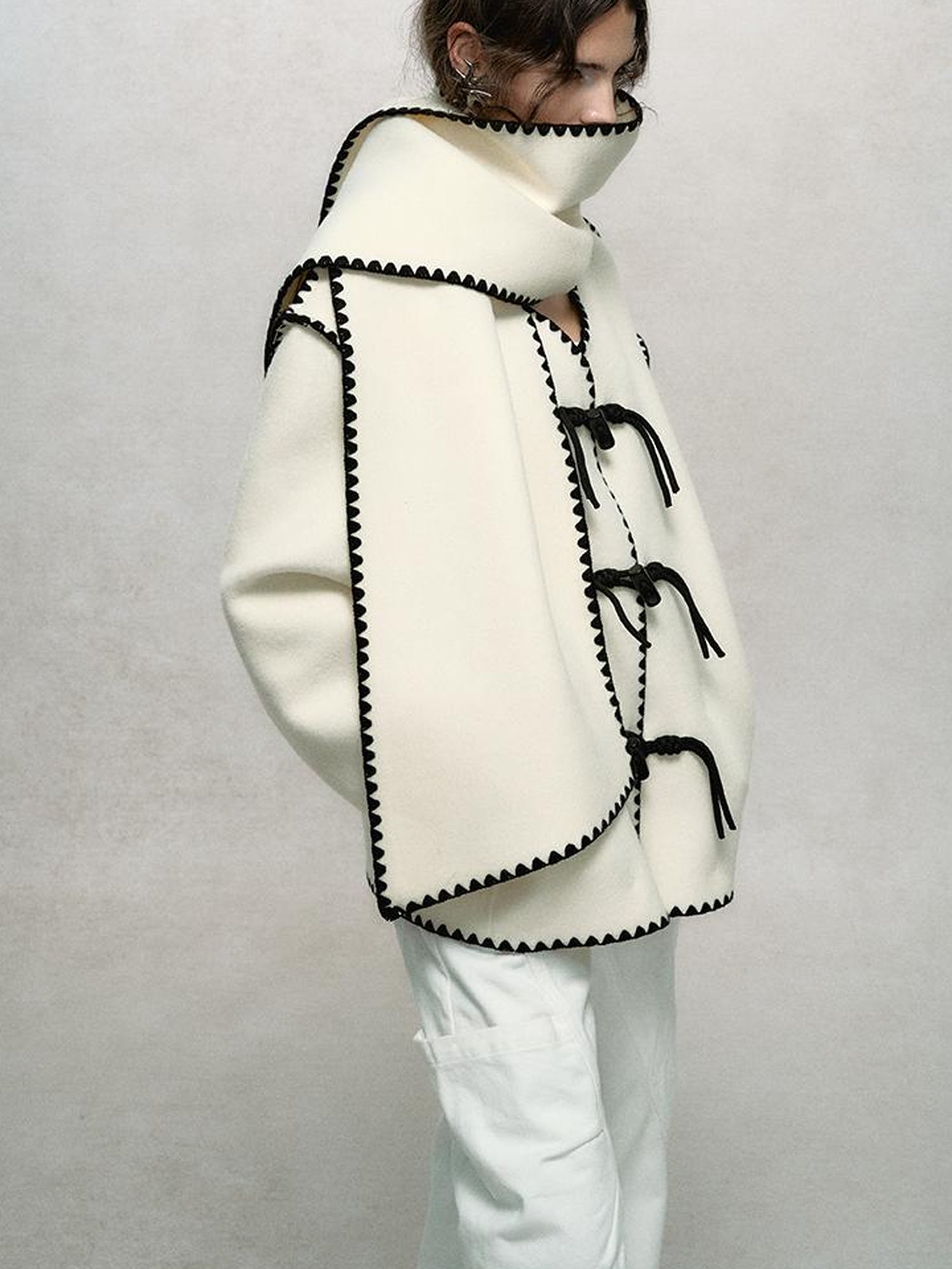 AnnoMundi Contrast Trim V-Neck Double Faced Wool Coat With Scarf