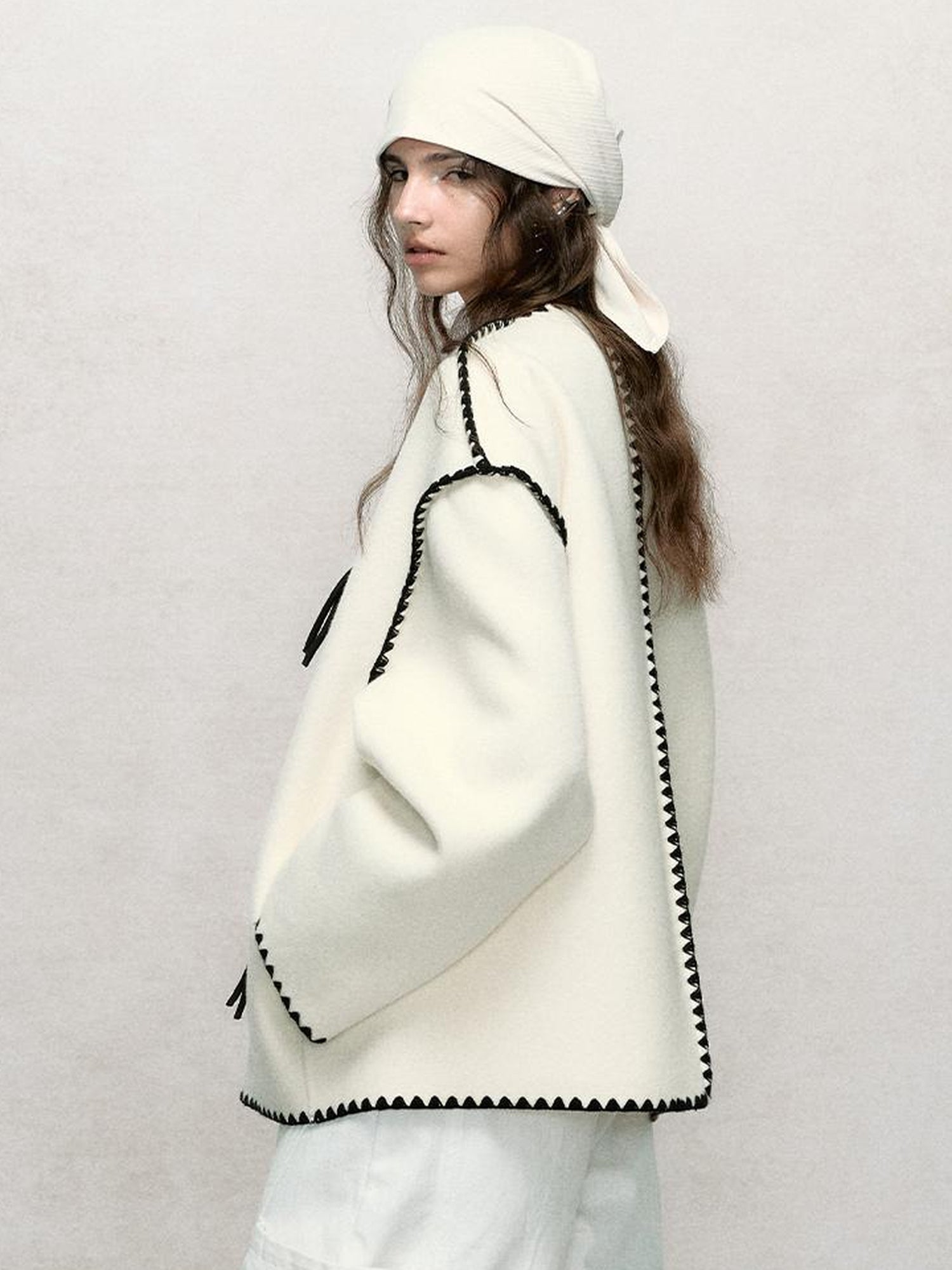 AnnoMundi Contrast Trim V-Neck Double Faced Wool Coat With Scarf