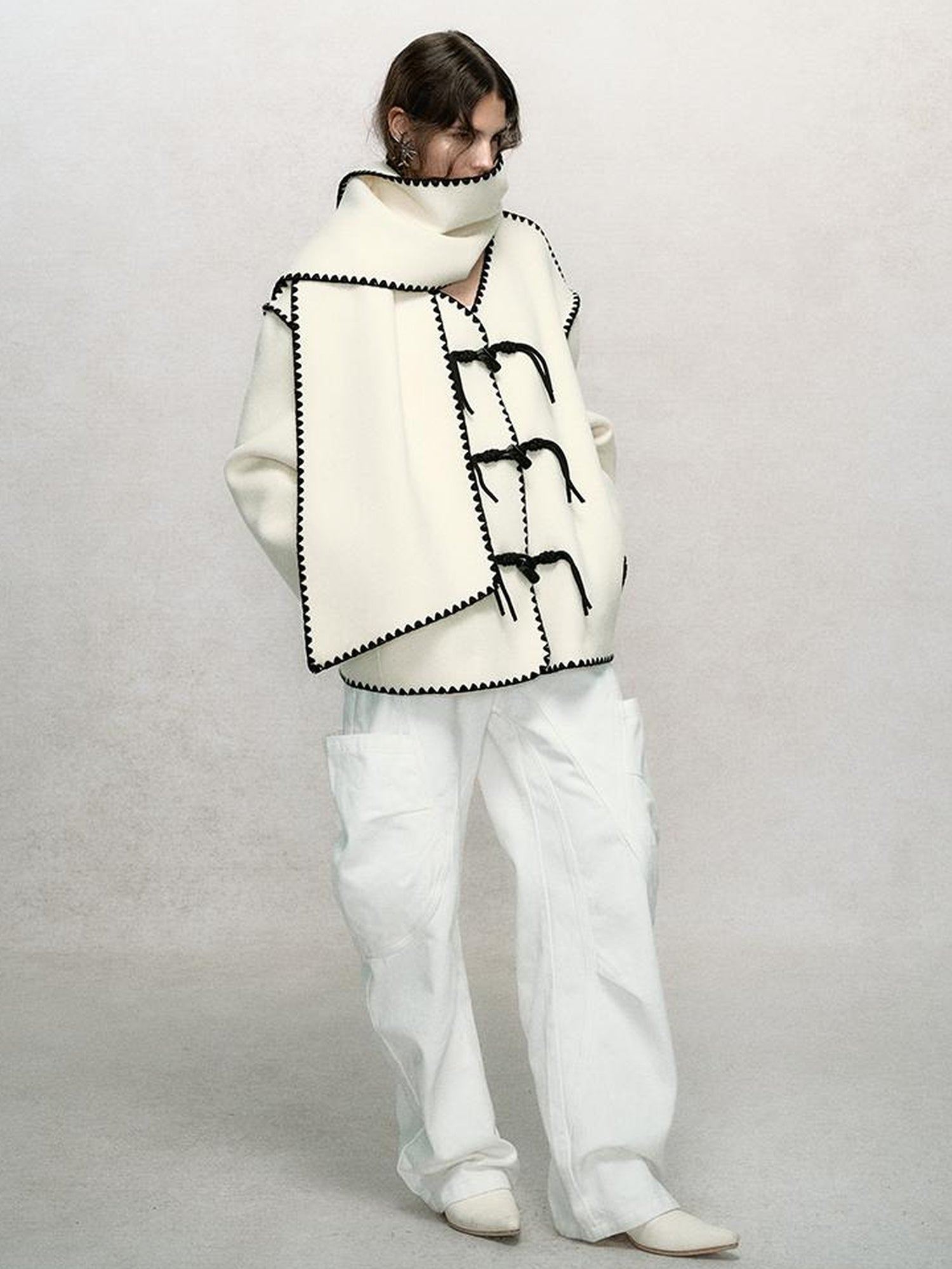 AnnoMundi Contrast Trim V-Neck Double Faced Wool Coat With Scarf