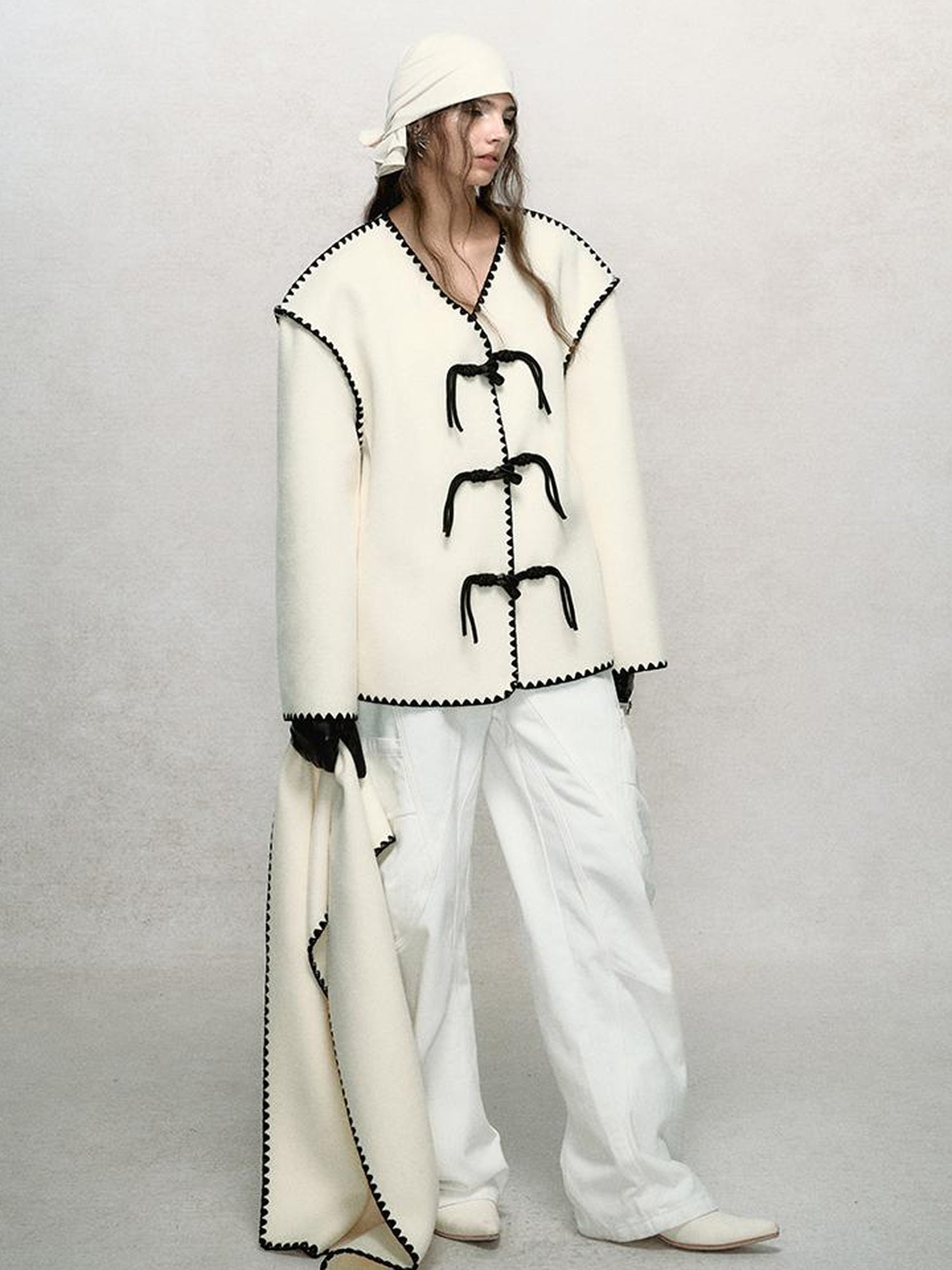 AnnoMundi Contrast Trim V-Neck Double Faced Wool Coat With Scarf