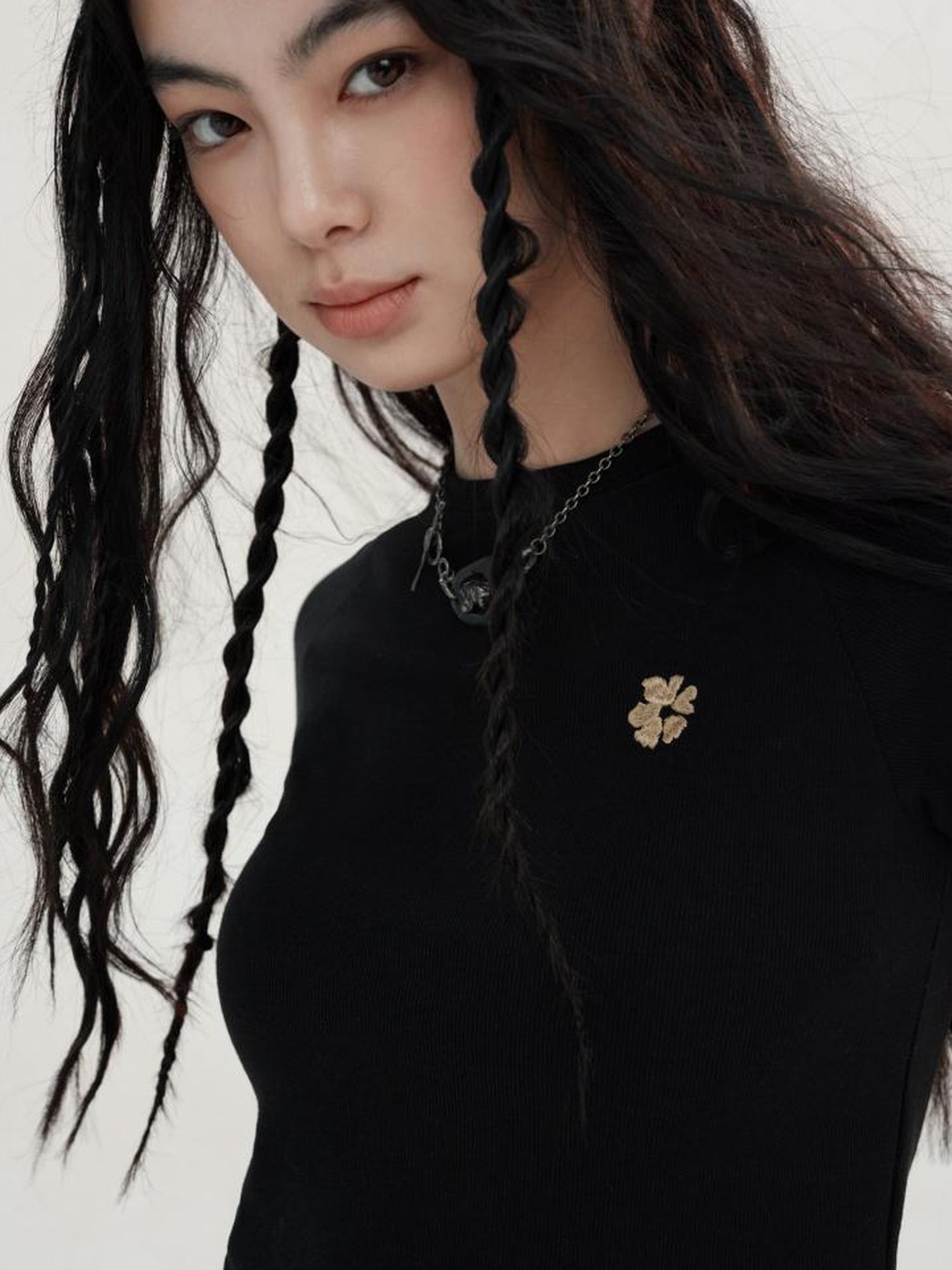 AnnoMundi Floral Embroidered Cropped Knit V-Neck T-Shirt Long-Sleeve