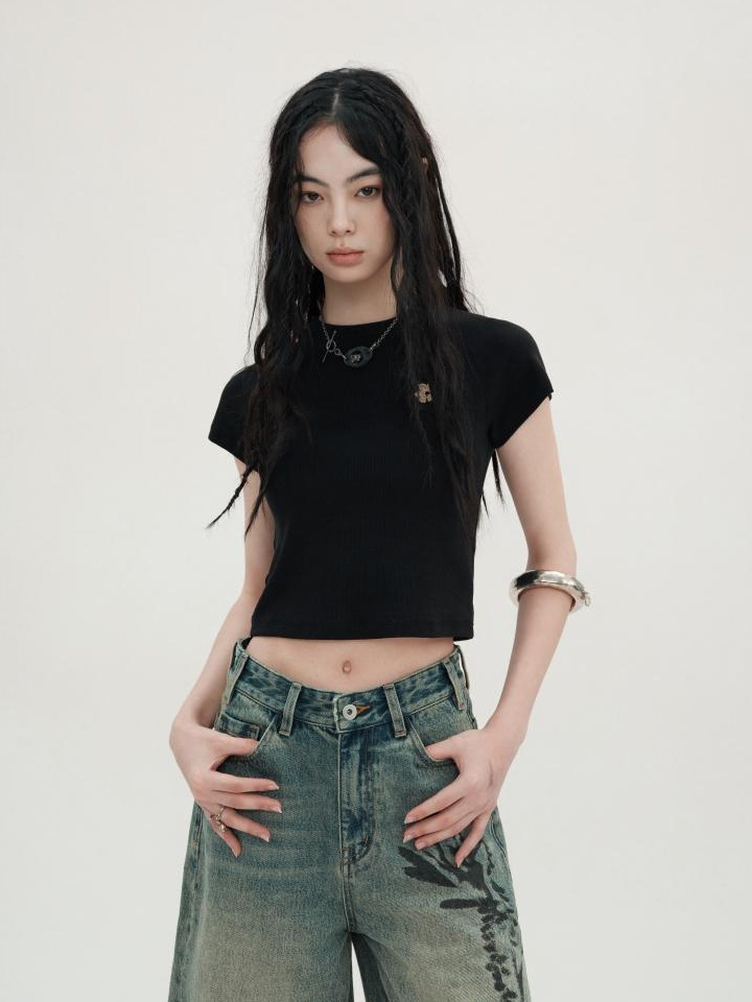 AnnoMundi Floral Embroidered Cropped Knit V-Neck T-Shirt Long-Sleeve