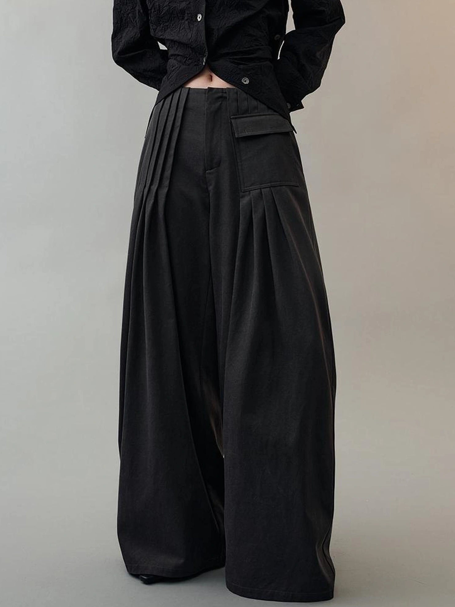 AnnoMundi Loose Fit Pleated Trousers In Black Pants