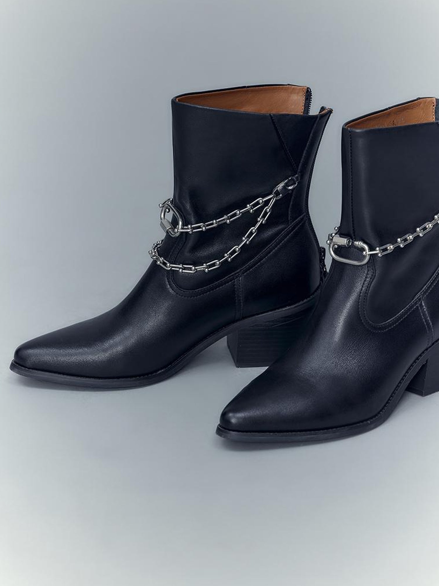 AnnoMundi Pointed Toe Chain Chelsea Boots Matte Leather Ankle Boots