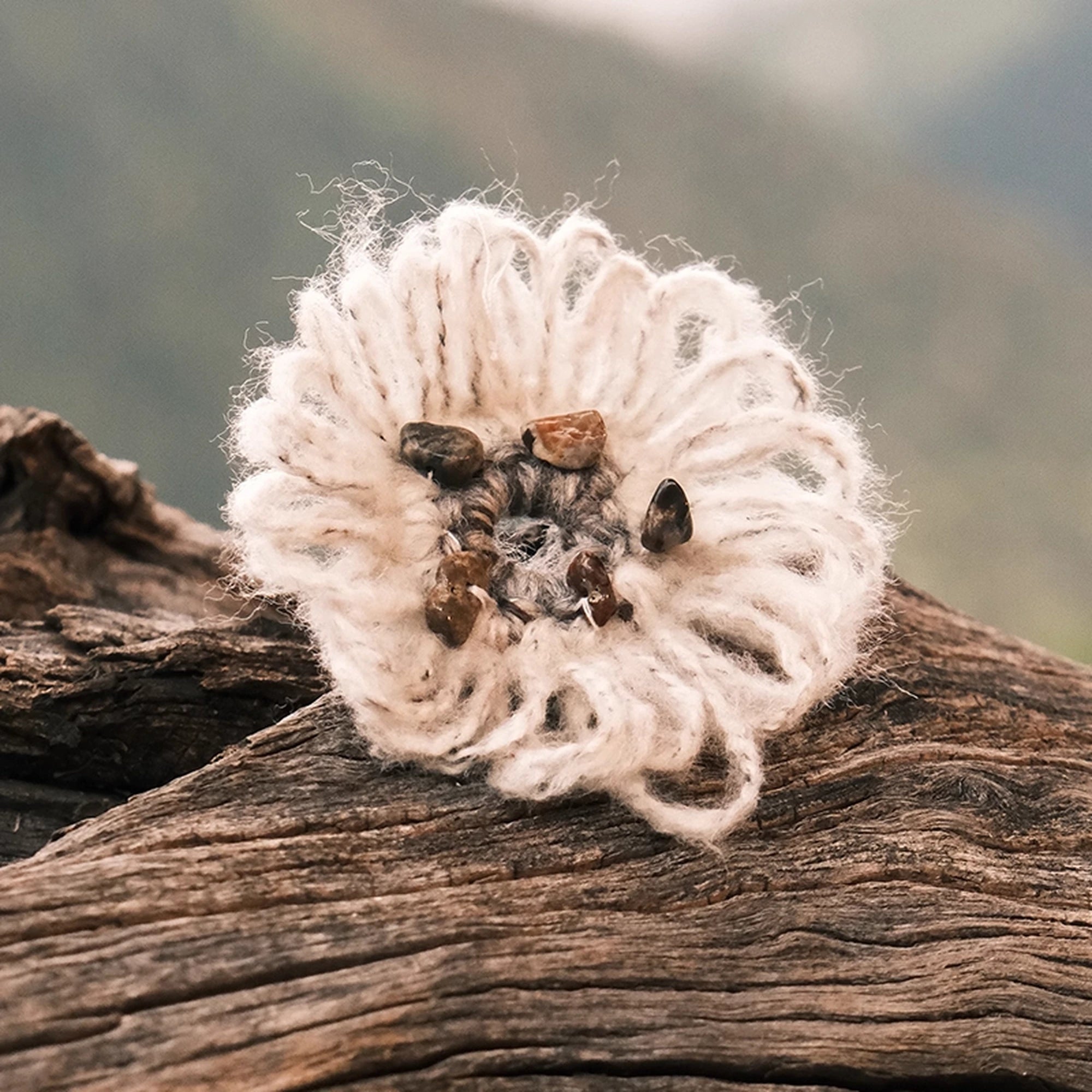 AnnoMundi_Textured_Moss_Pebble_Bloom_V-neck_T-shirt_Long_Sleeve_MISSTT