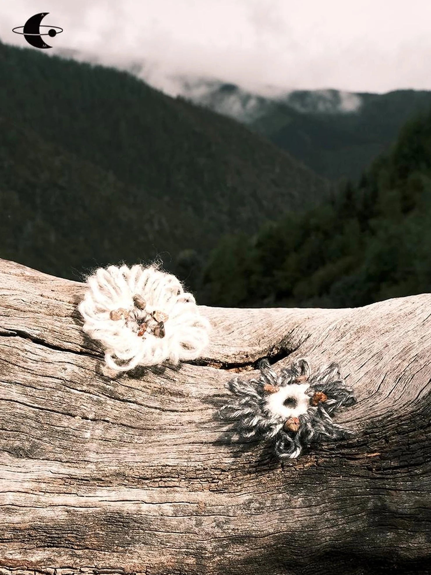 AnnoMundi Textured Moss Pebble Bloom V-neck T-shirt Long Sleeve Accessories