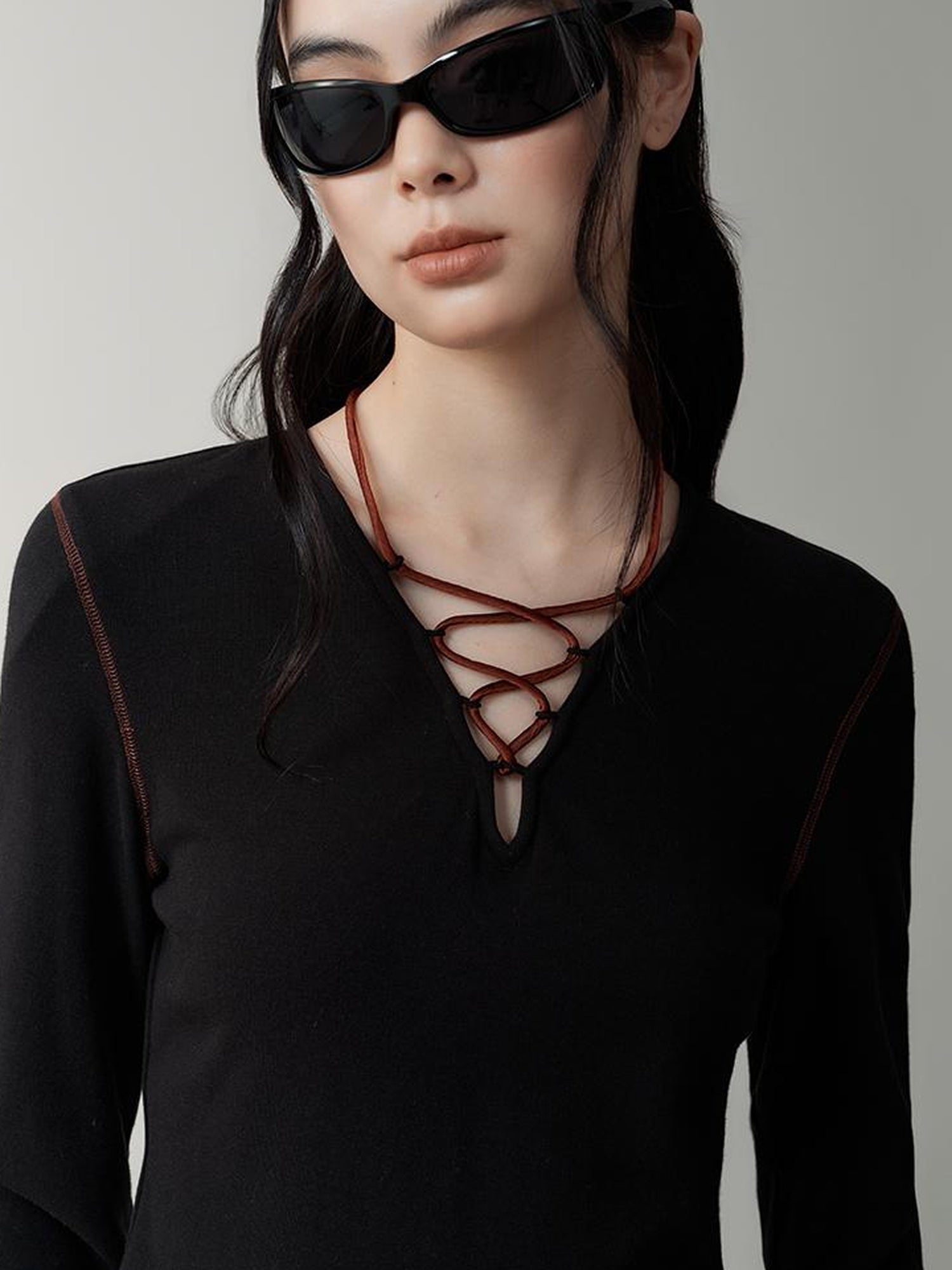 AnnoMundi V-Neck Contrast Tie Side Slit Stretch Knit Tee