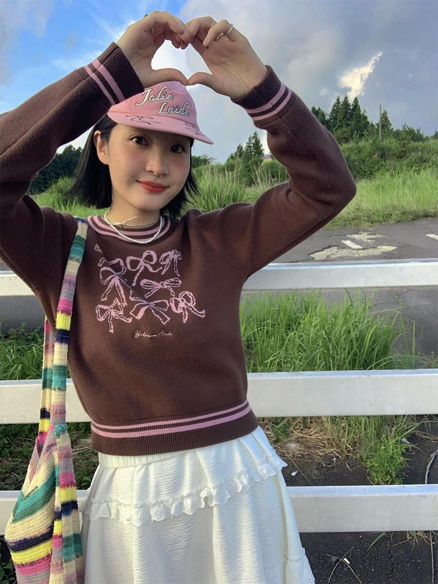BETWEENAND Brown Bow Embroidery Jacquard Round Neck Women&