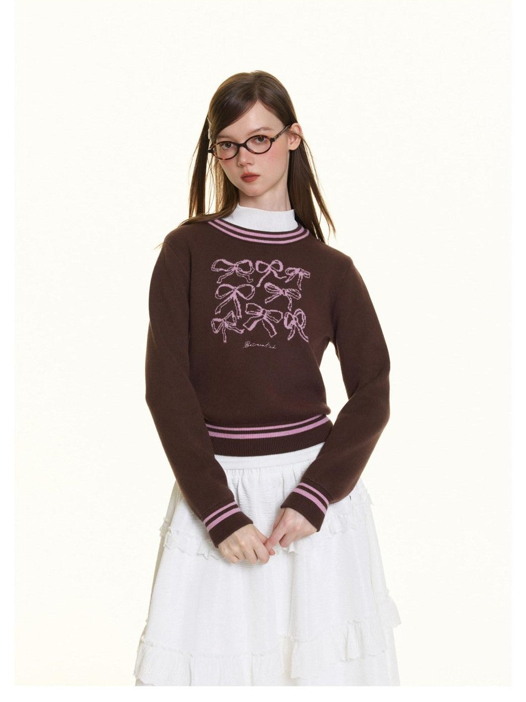 BETWEENAND Brown Bow Embroidery Jacquard Round Neck Women&