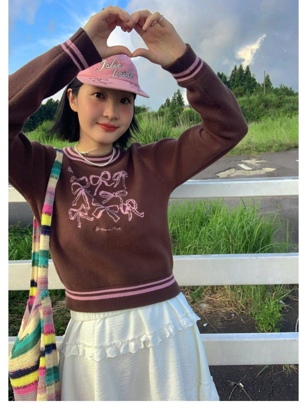 BETWEENAND Brown Bow Embroidery Jacquard Round Neck Women&