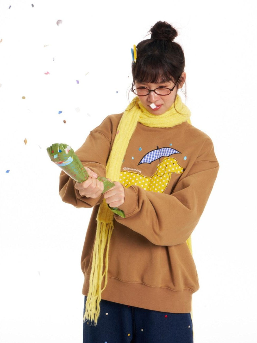 BETWEENAND Light Brown Applique Embroidery Chain Crewneck Women&