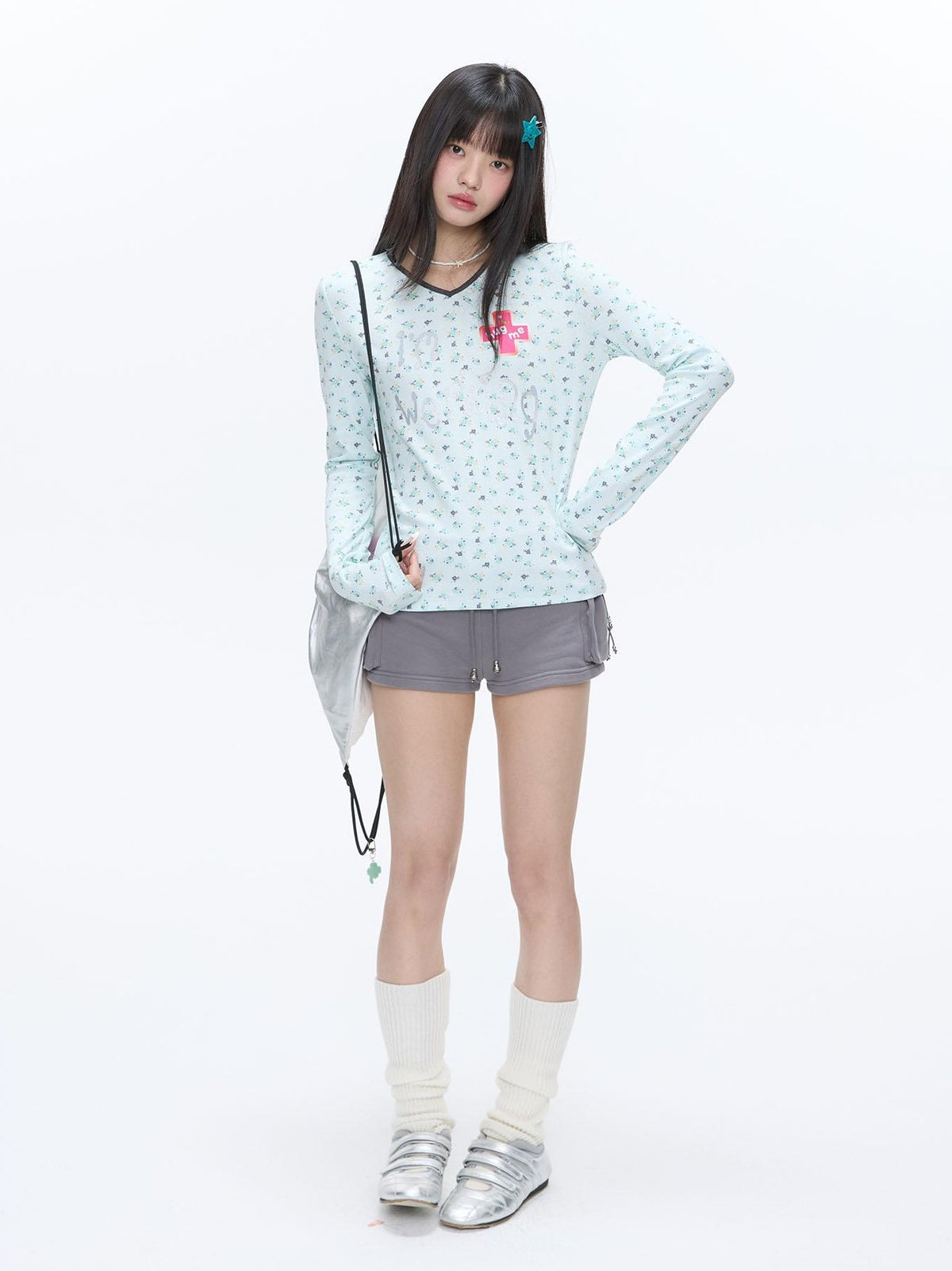 BETWEENAND Mint Allover Print V-neck Loose Women&