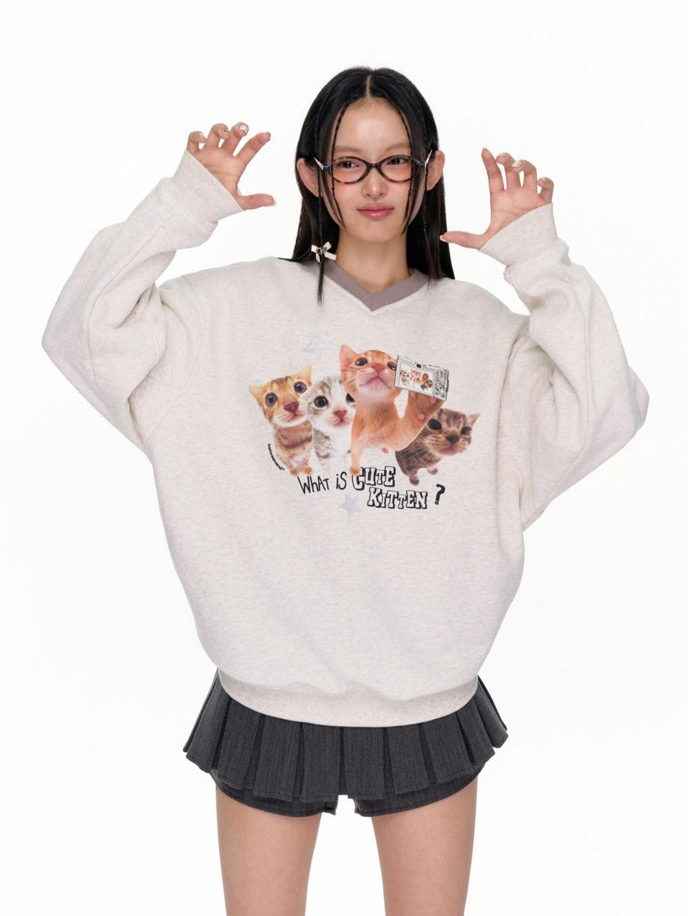 BETWEENAND Oatmeal Gray Kitten Selfie Print V-neck Women&