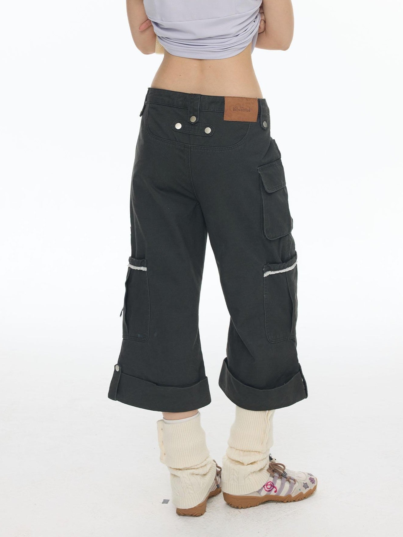 BETWEENAND Printed Micro Flare Multi Pocket Low Waist Cargo Women&
