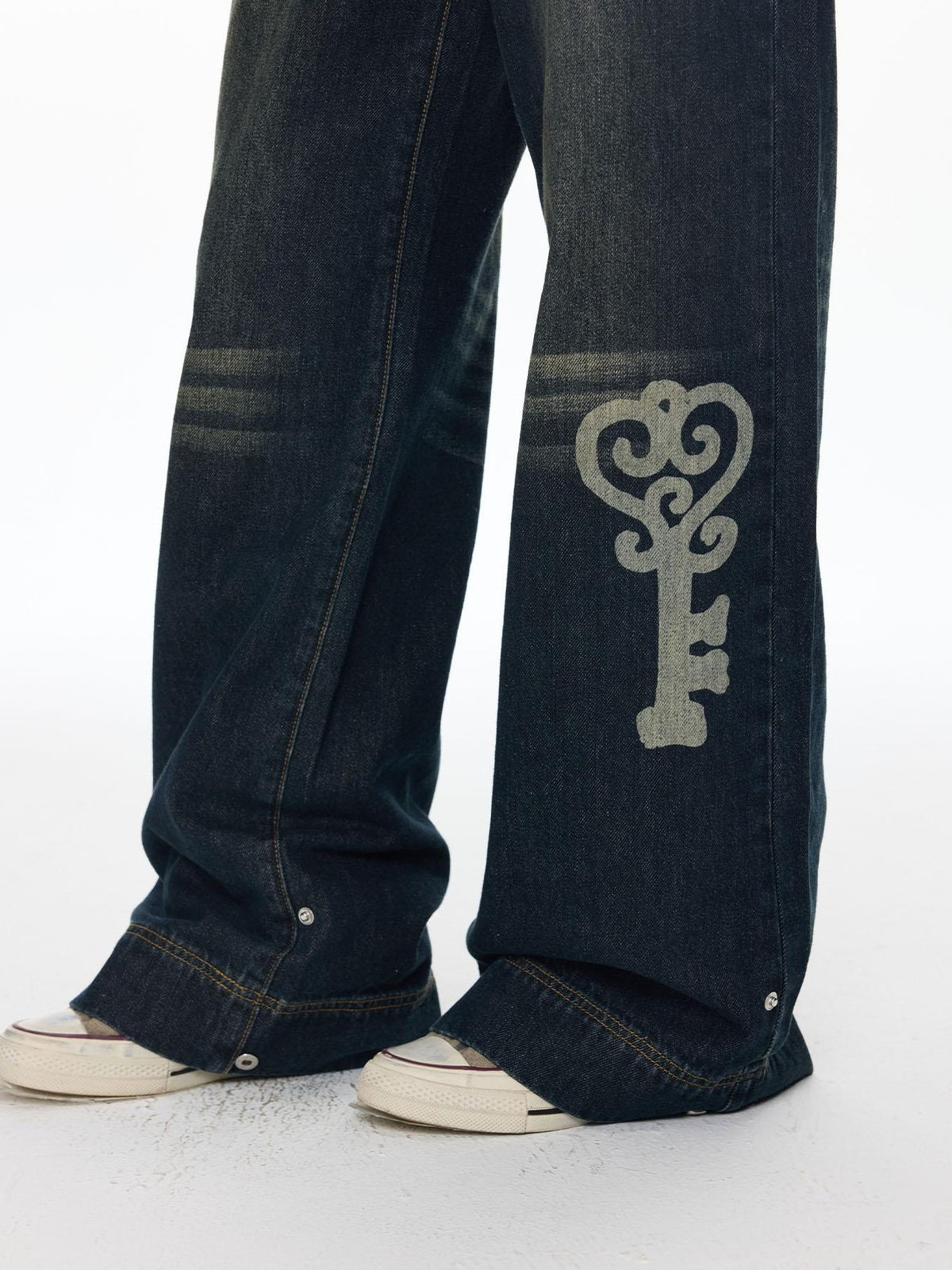 BETWEENAND Vintage Washed Whisker Slimming Casual Women&