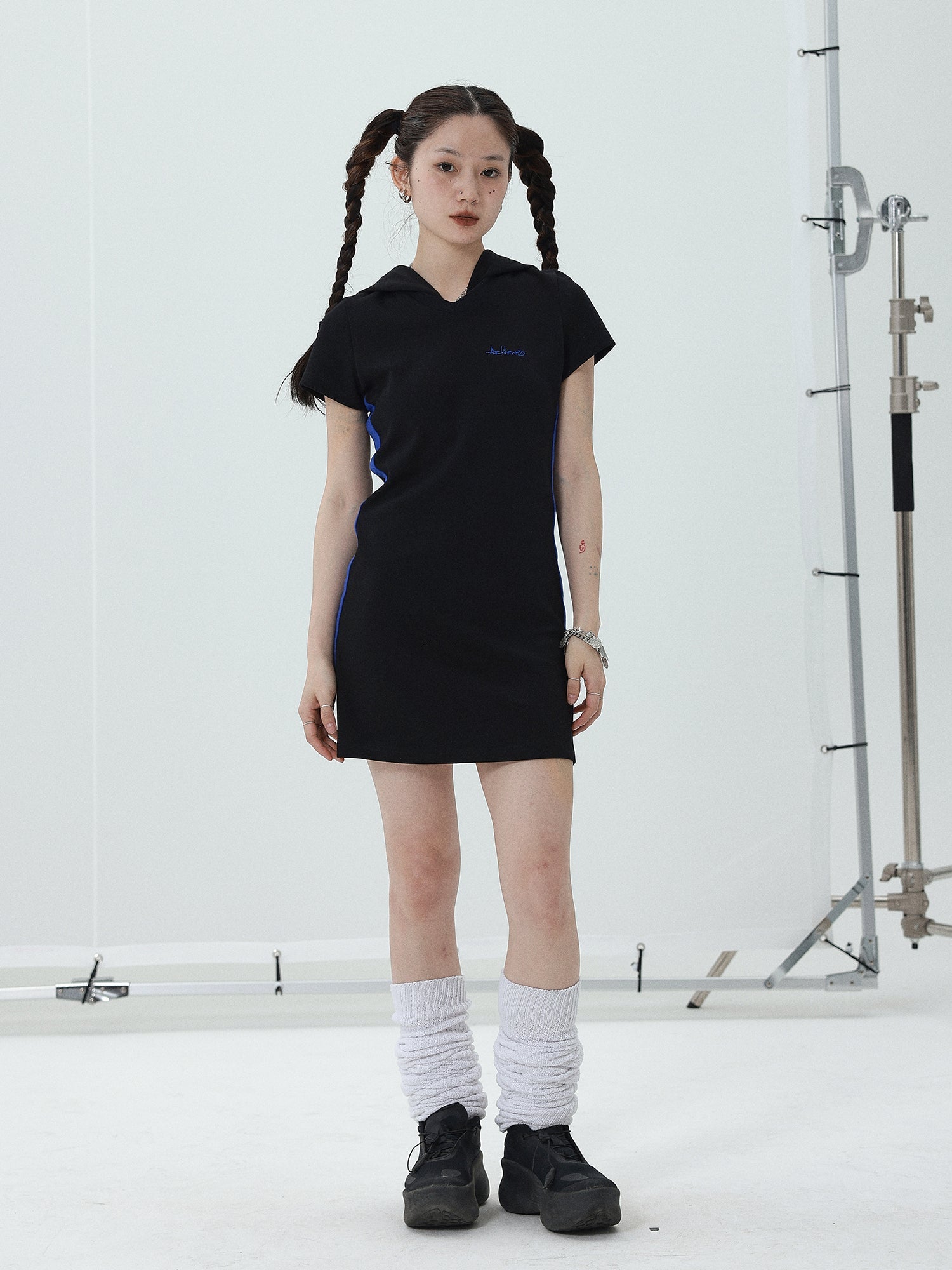 Achihara T-shirt Dress with Hood V-neck Slim Fit Black