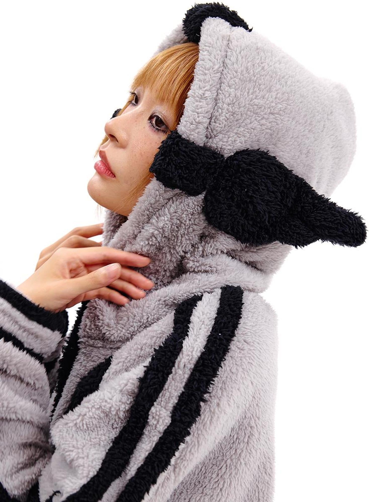 CFIERCE Angelic Contrast Knit Coat
V-Neck
T-Shirt
Long-Sleeve