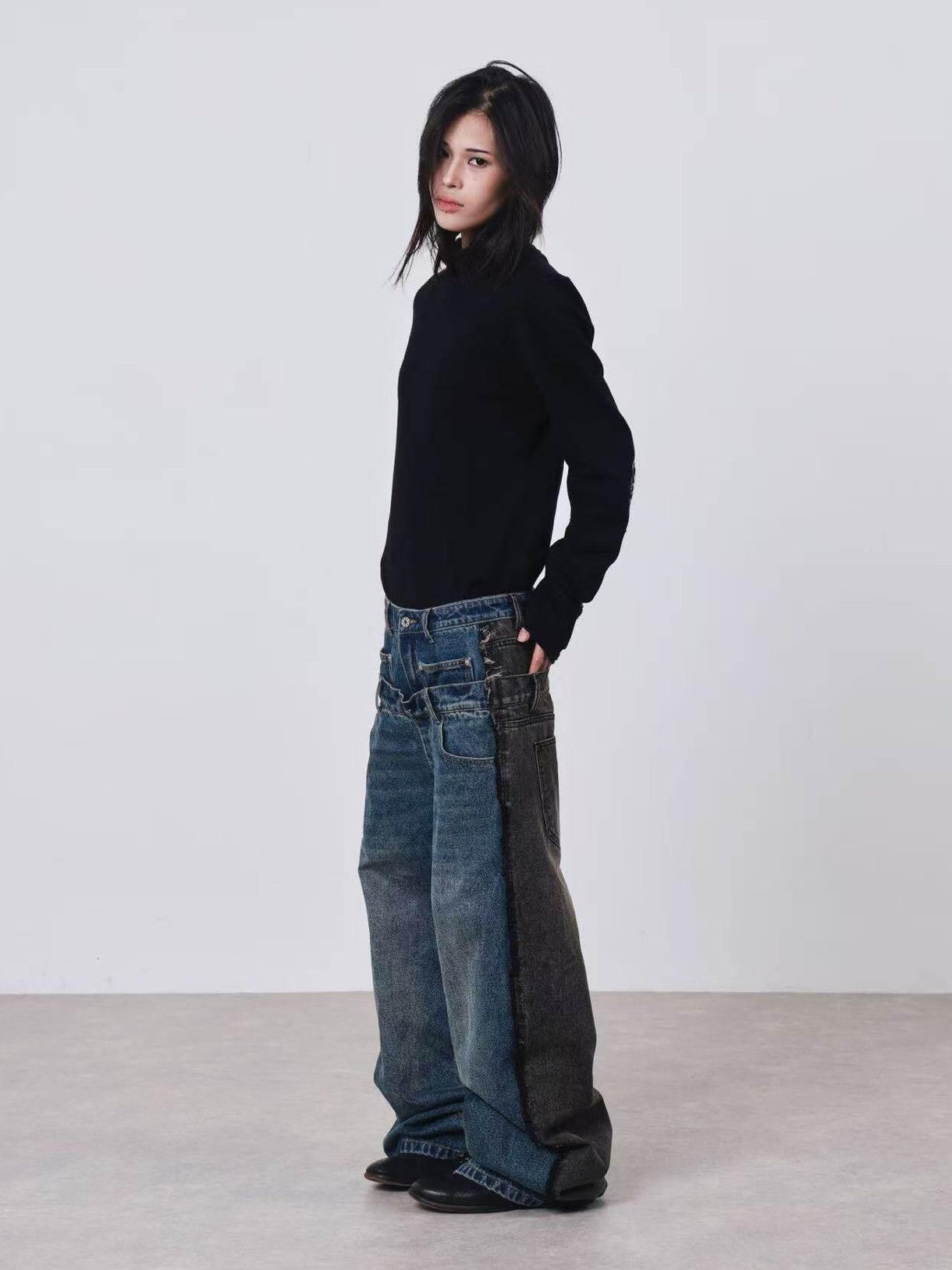 DETW onLine Dark Geometric Key Embroidery Slim Crewneck Women&
