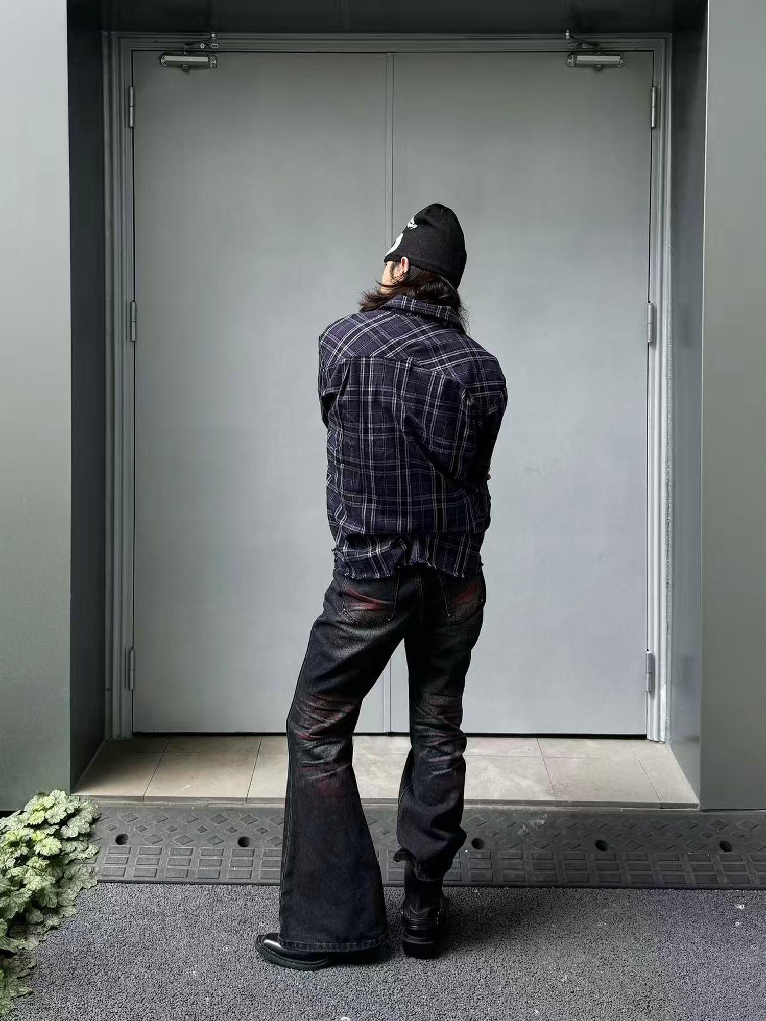 DETW online Jeans mit „Blood Claw“-Waschung, Used-Look und Nieten, ausgestellt