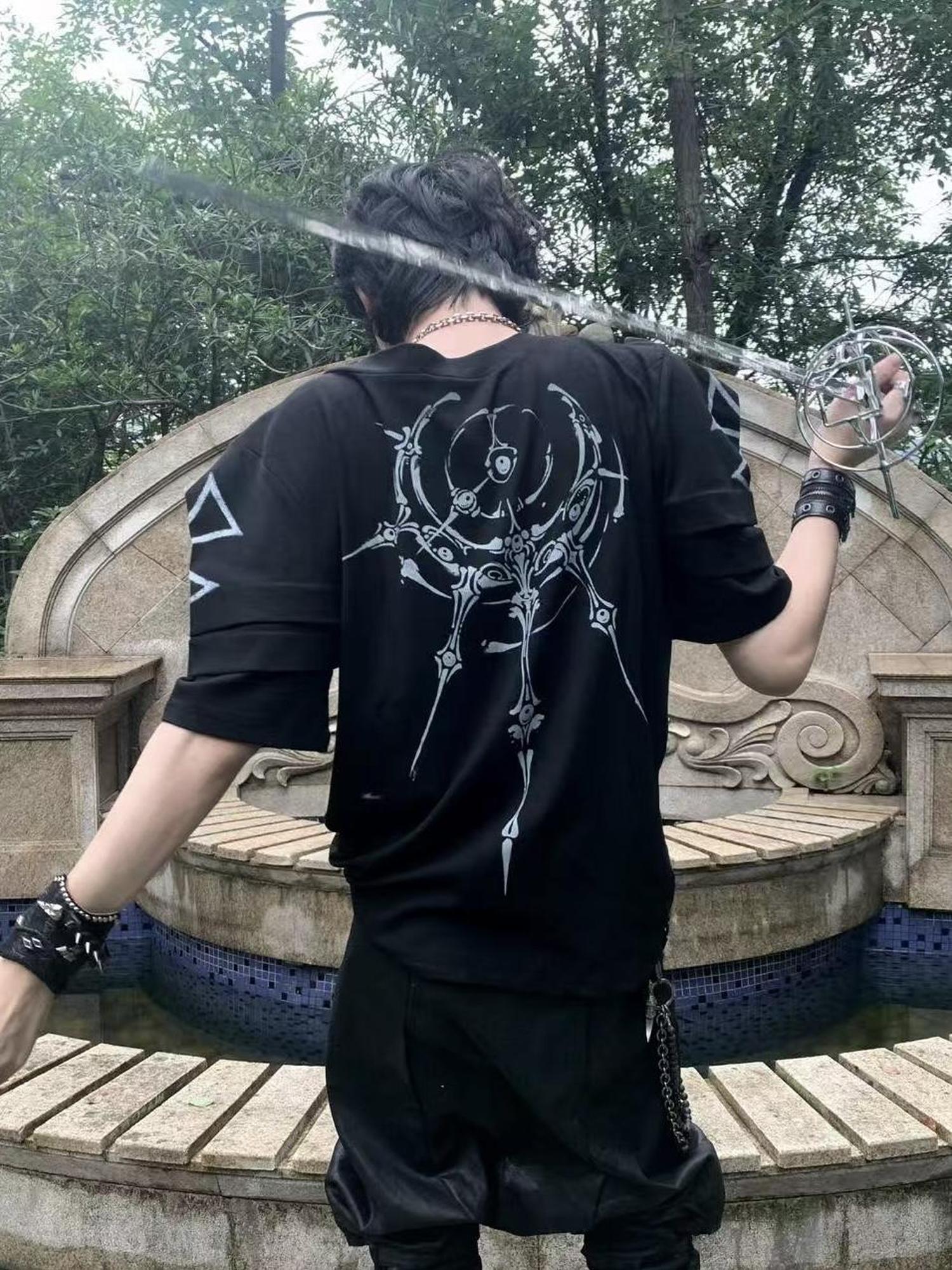 DETW online V-neck Structured Armor Sleeve Tee