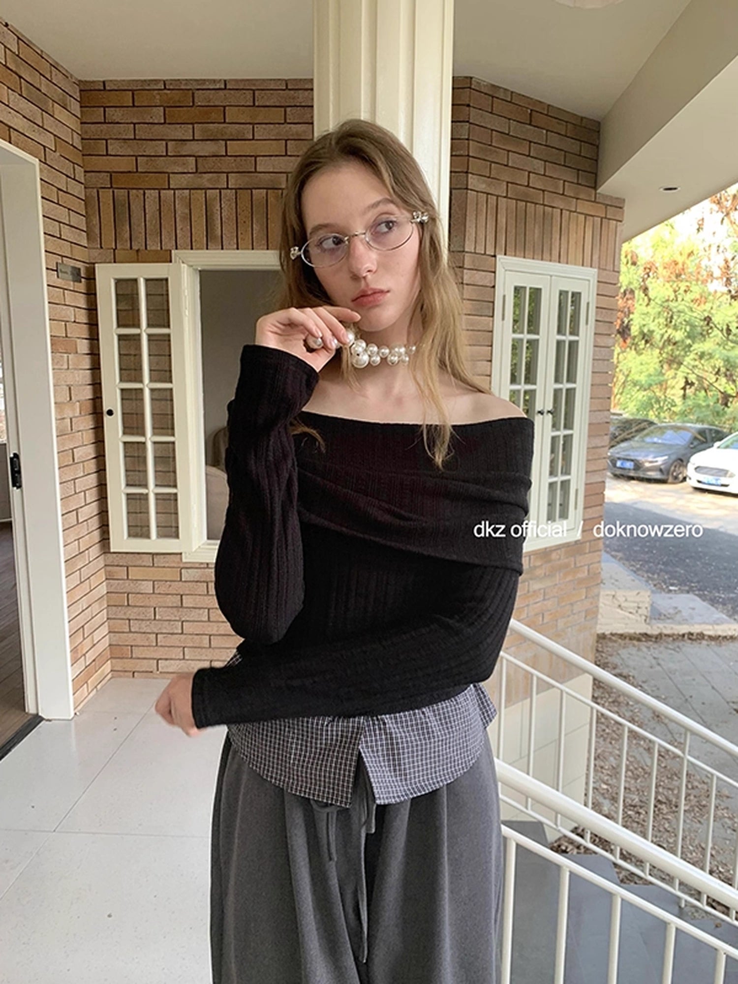 DKZ_OFFICIAL_Black_Mock_Neck_Ribbed_Knit_Top_With_Hem_Detail_MISSTT