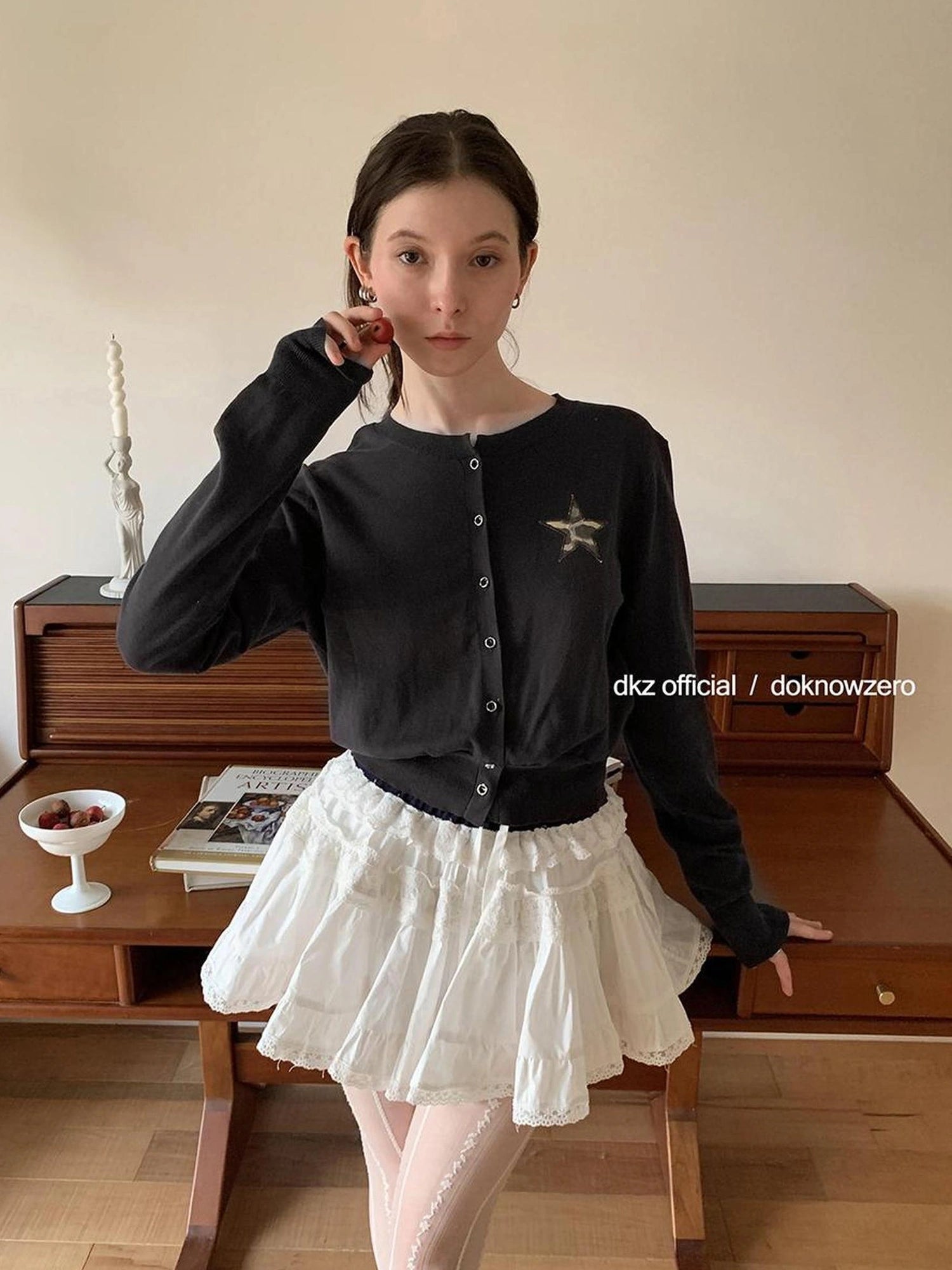 DKZ OFFICIAL Cropped Knit Cardigan With Star Embroidery