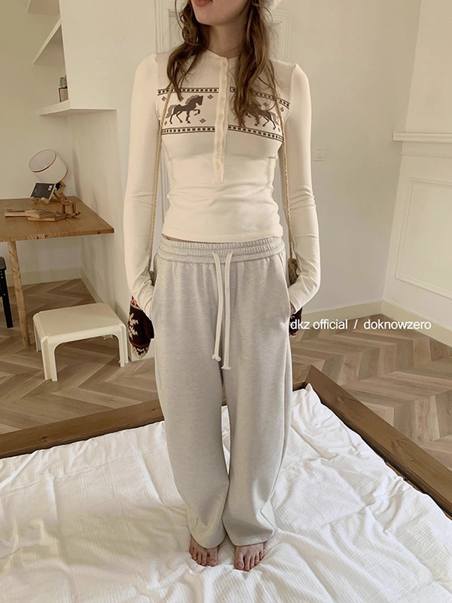 DKZ_OFFICIAL_Gray_Drawstring_Fleece_Lined_Arc_Sweatpants_For_Women_MISSTT