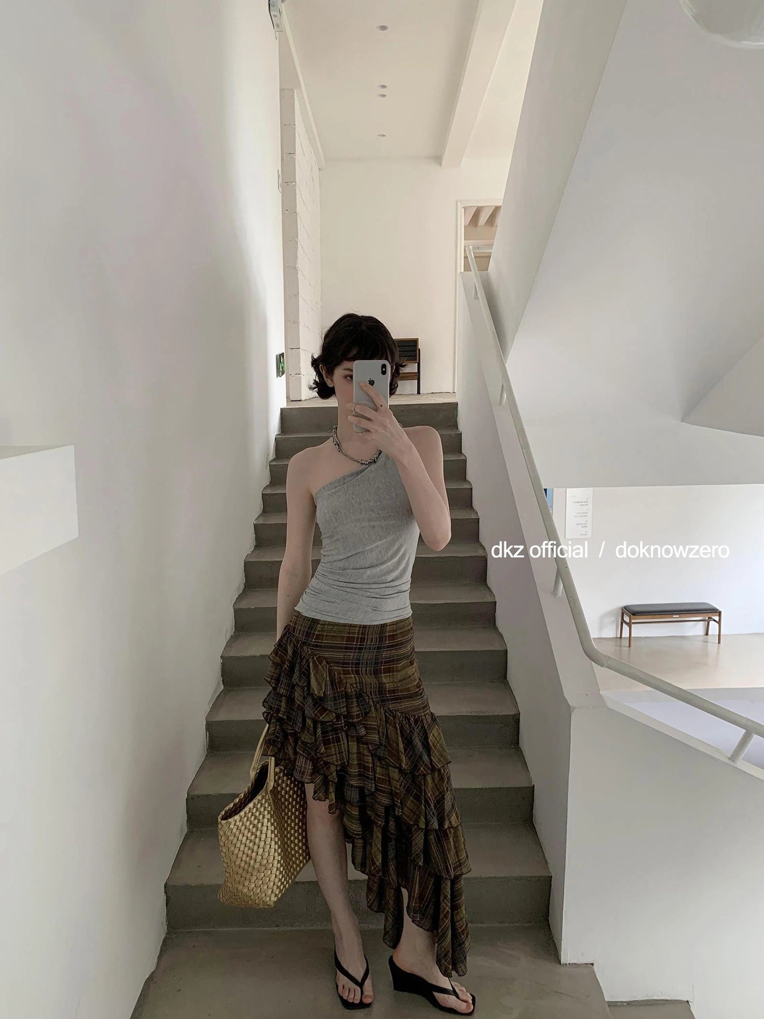 DKZ OFFICIAL Rayon Blend Knotted Halter Top