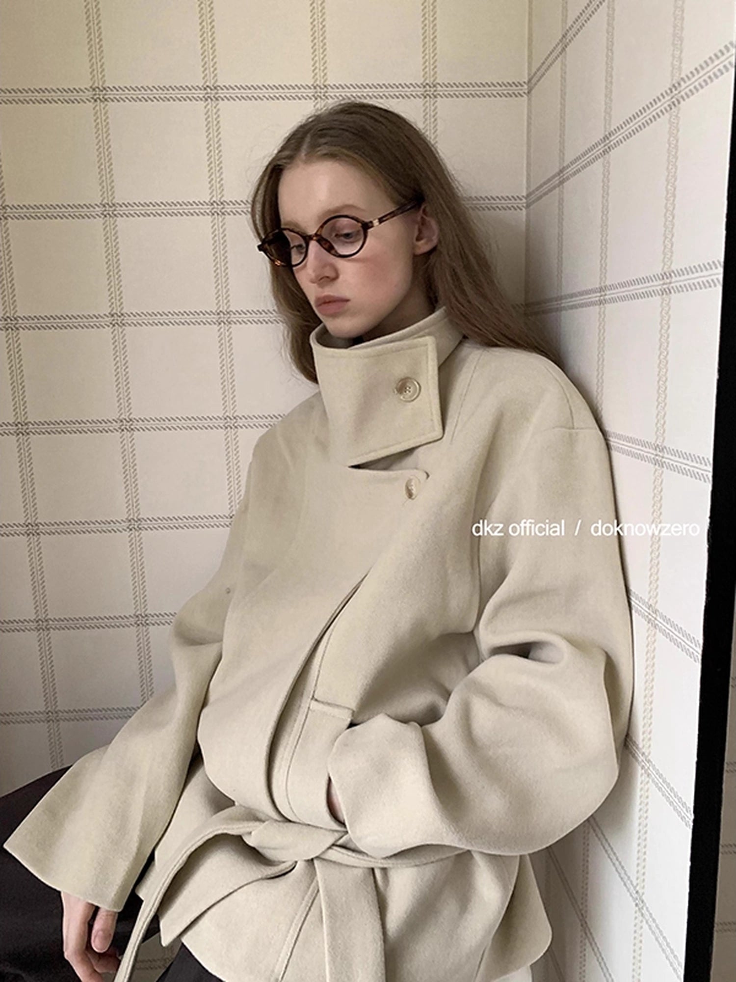 DKZ_OFFICIAL_Short_Wool_Blend_Trench_Coat_With_Stand_Collar_MISSTT