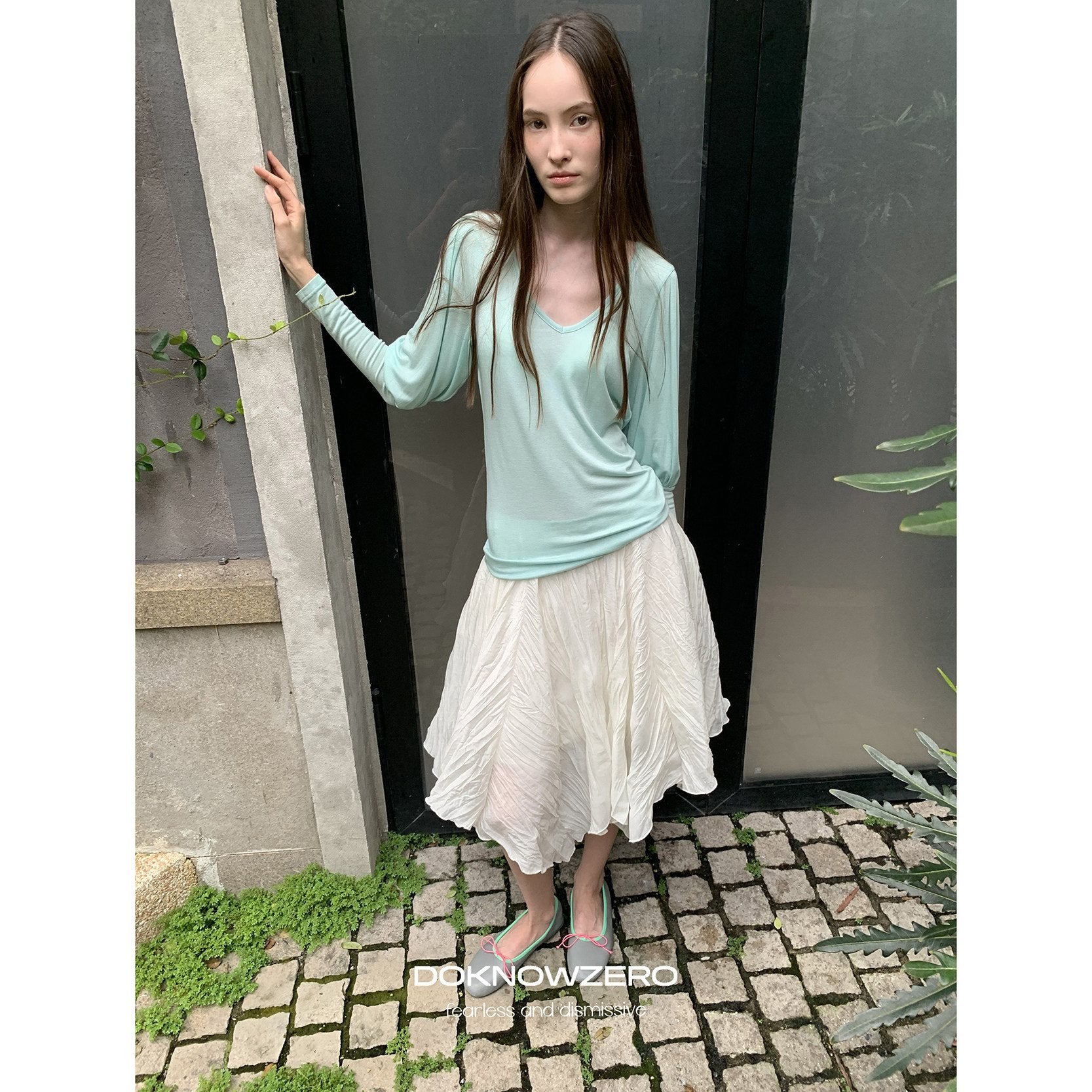 DKZ_OFFICIAL_Slim_V-neck_Puff_Sleeves_Women&
