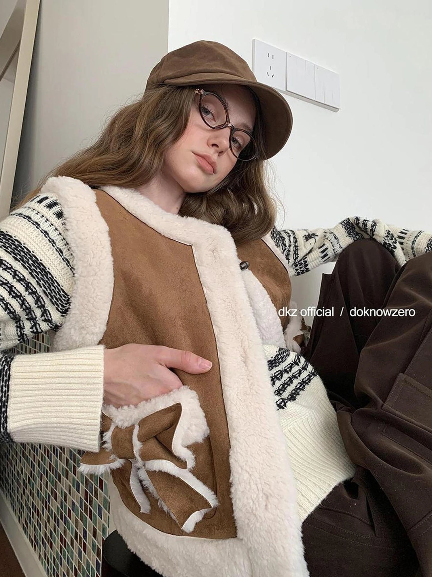 DKZ OFFICIAL Suede Shearling Bow Tie Vest