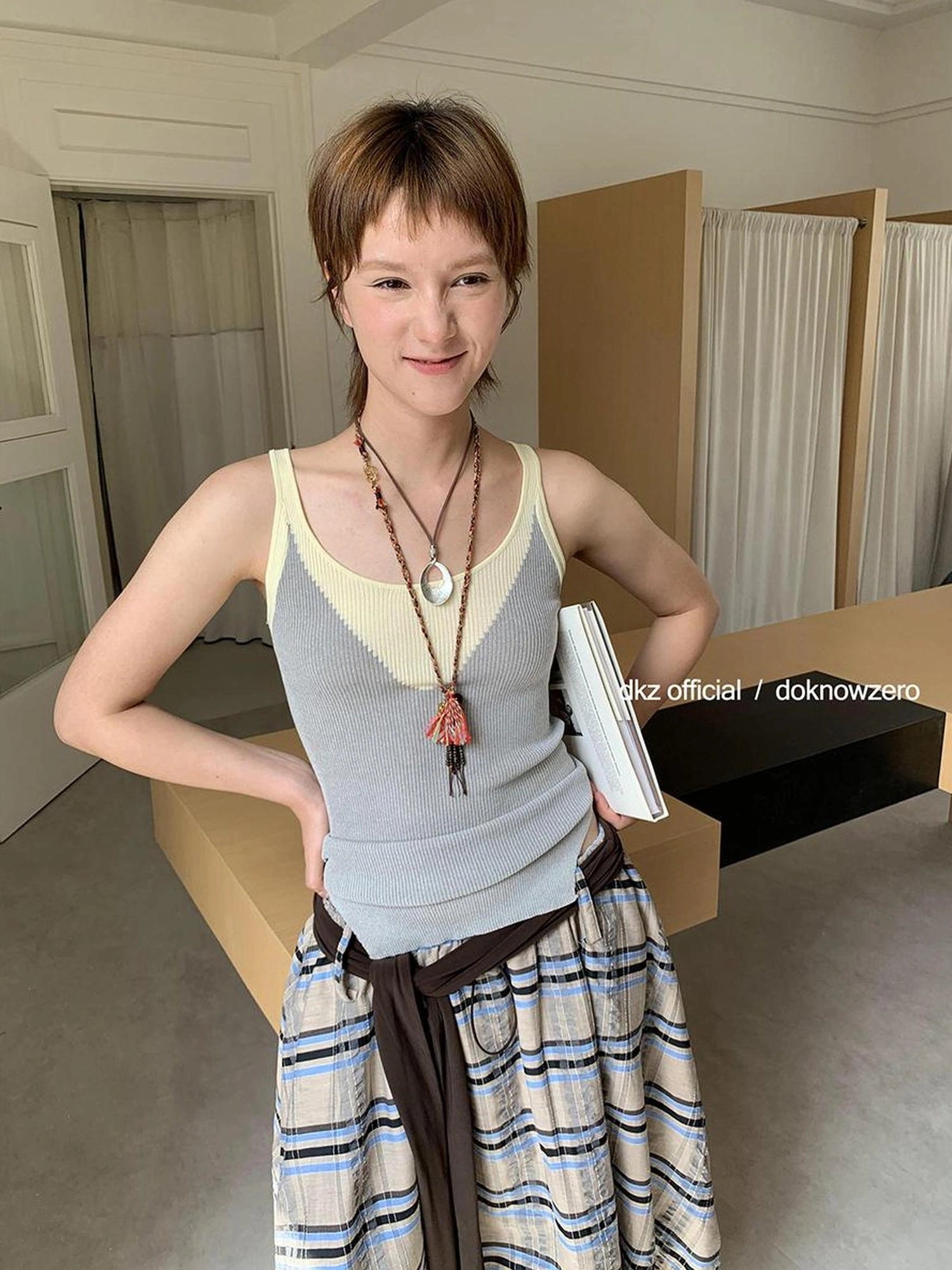 DKZ OFFICIAL Summer Knit Sleeveless Top With Contrast Trim