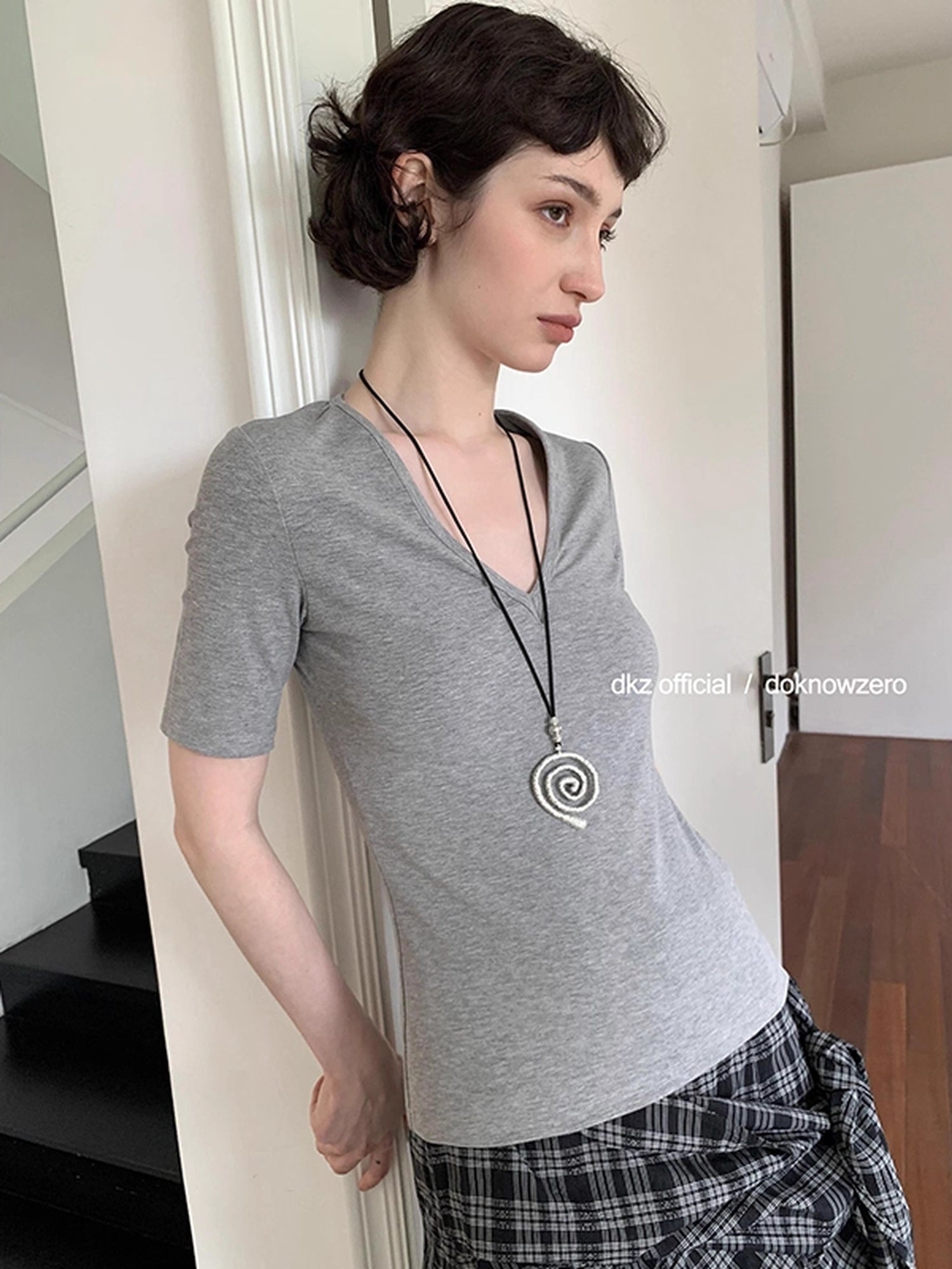 DKZ_OFFICIAL_V-Neck_Solid_Basic_Mid-Sleeve_T-Shirt_For_Women_MISSTT