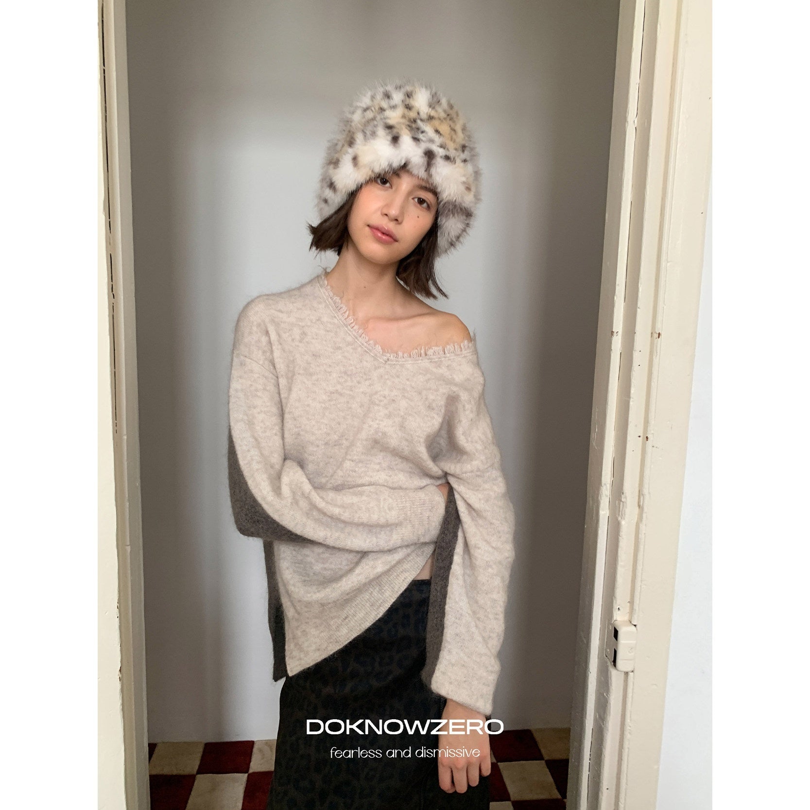 DKZ_OFFICIAL_V-neck_Colorblock_Relaxed_Fit_Women&