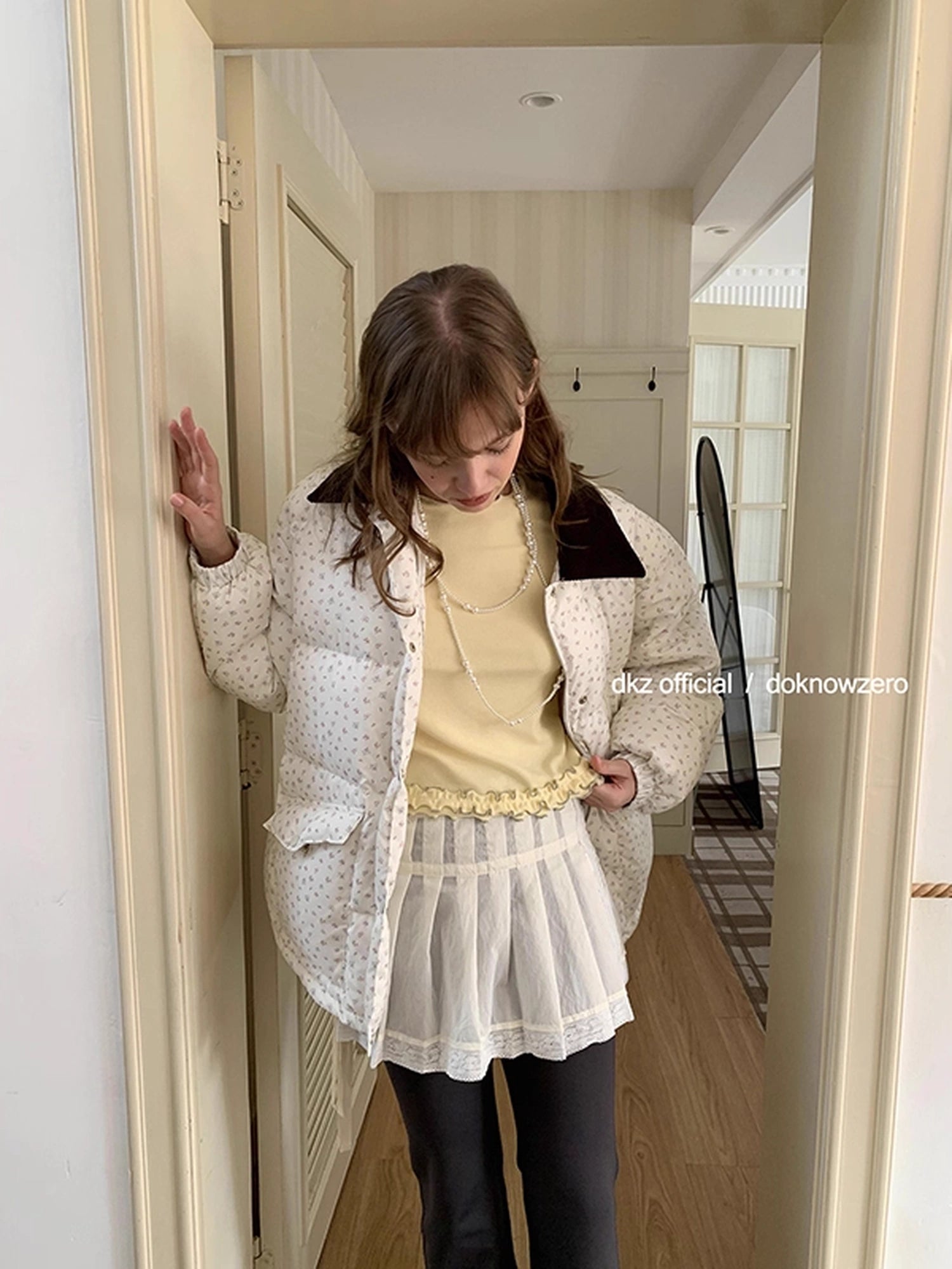 DKZ_OFFICIAL_White_Floral_Contrast_Collar_Duck_Down_Puffer_Coat_MISSTT