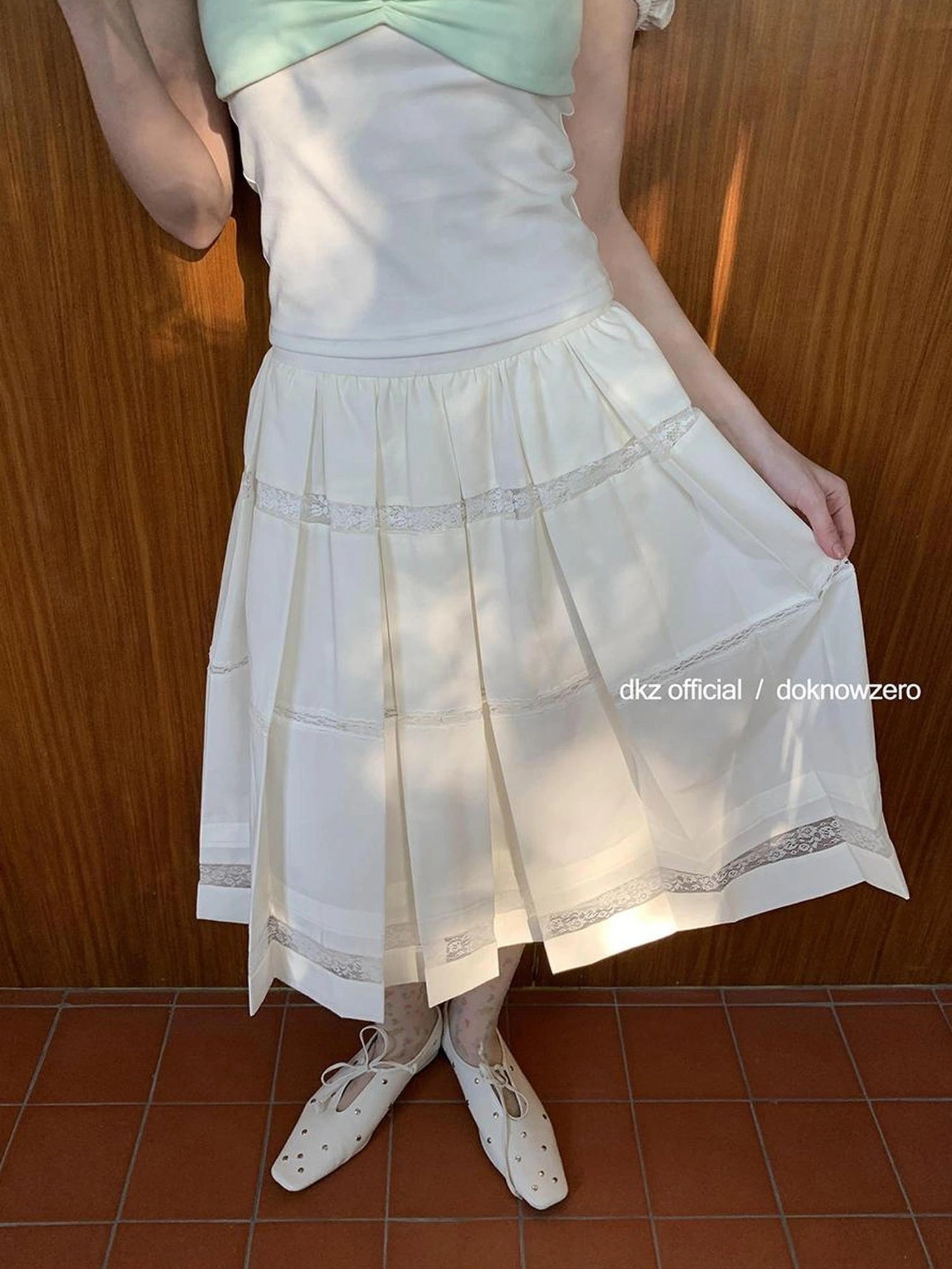 DKZ OFFICIAL White Lace Paneled A Line Pleated Skirt