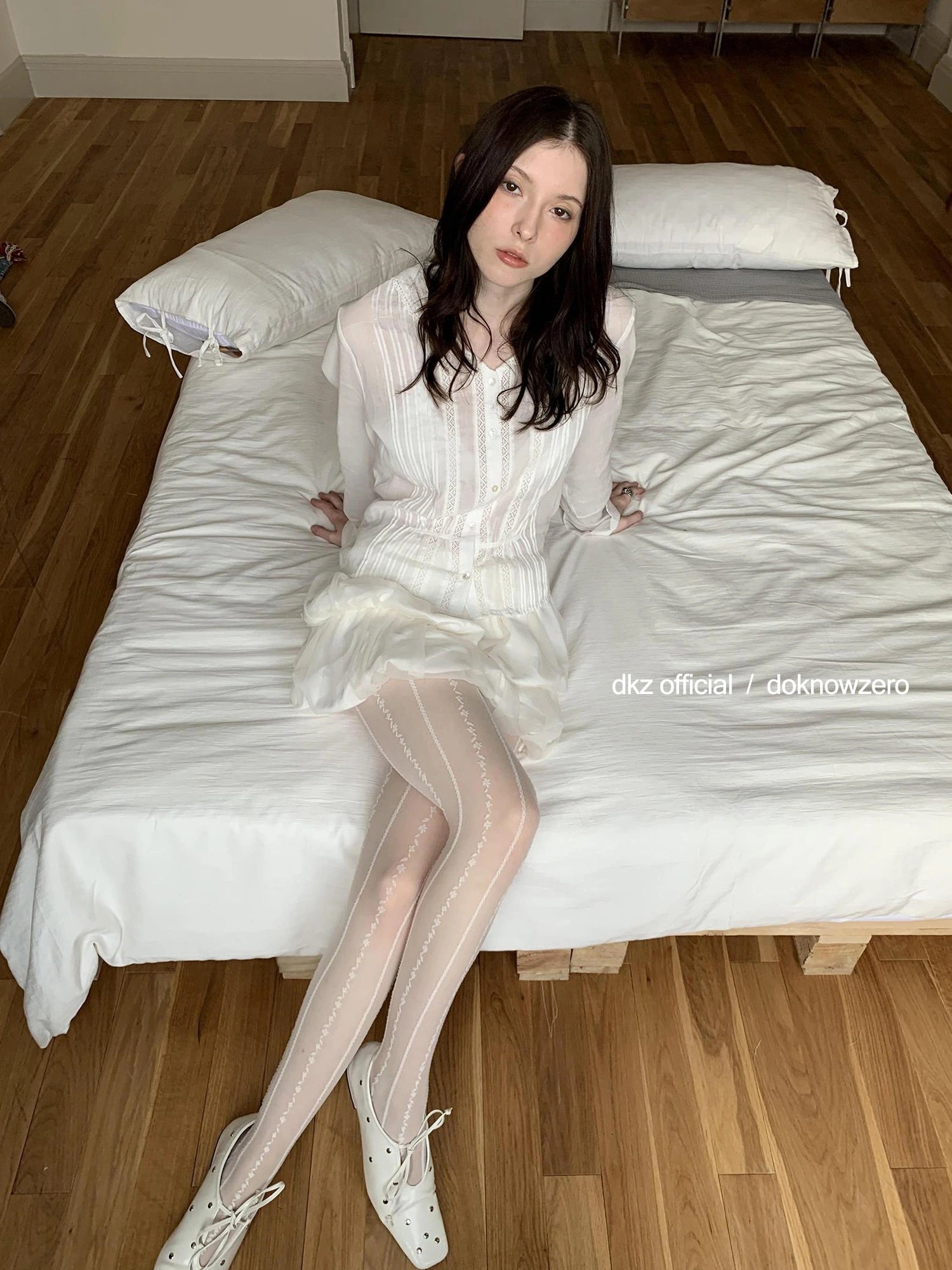 DKZ OFFICIAL White Lace Ruffle Trim Pleated Overshirt