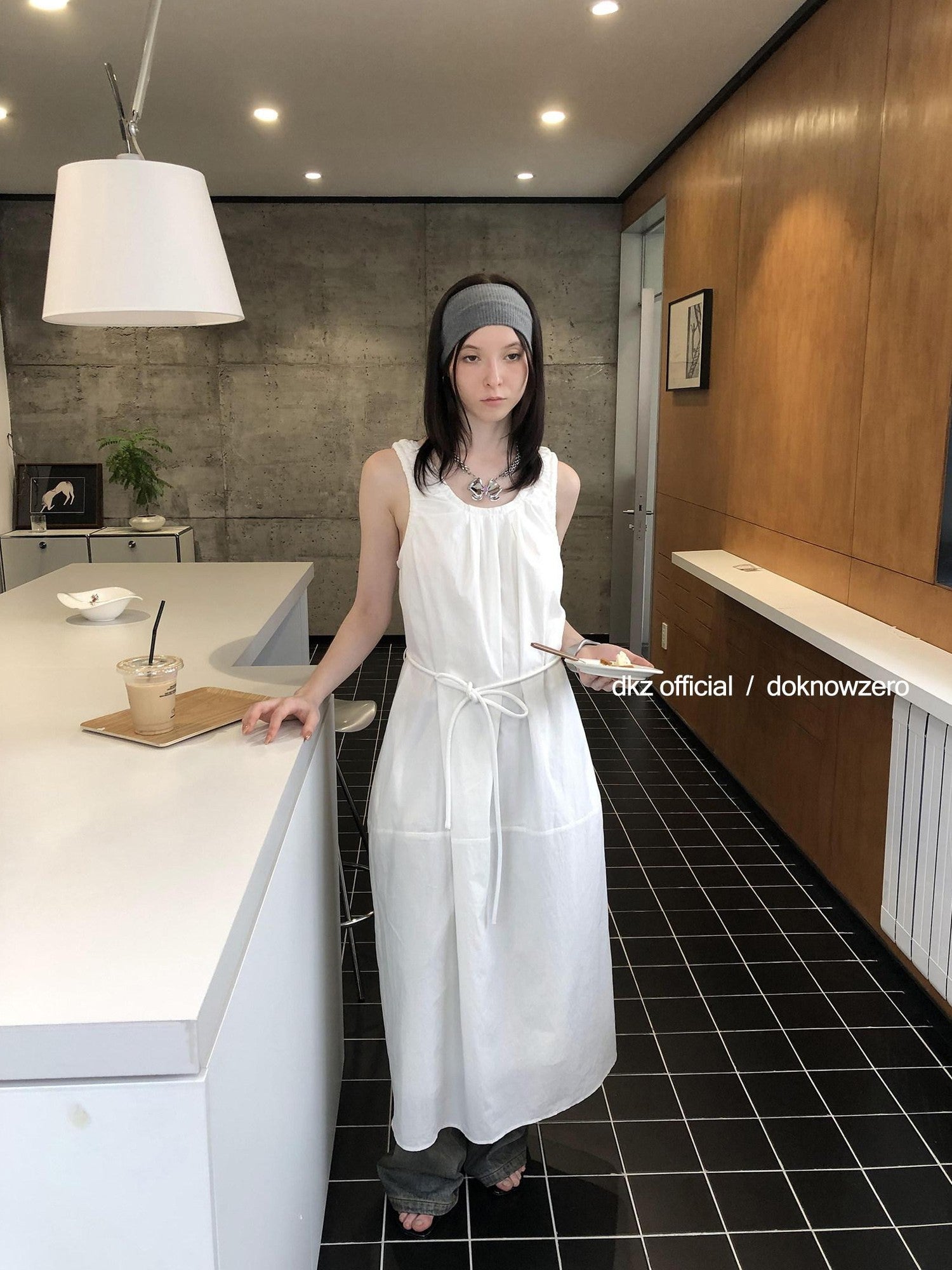 DKZ OFFICIAL White U Neck Sleeveless Pleated Waist Cinch Women&
