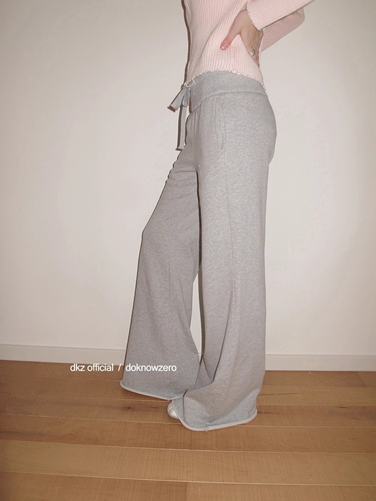 DKZ_OFFICIAL_Wide_Waist_Relaxed_Flared_Sweatpants_MISSTT