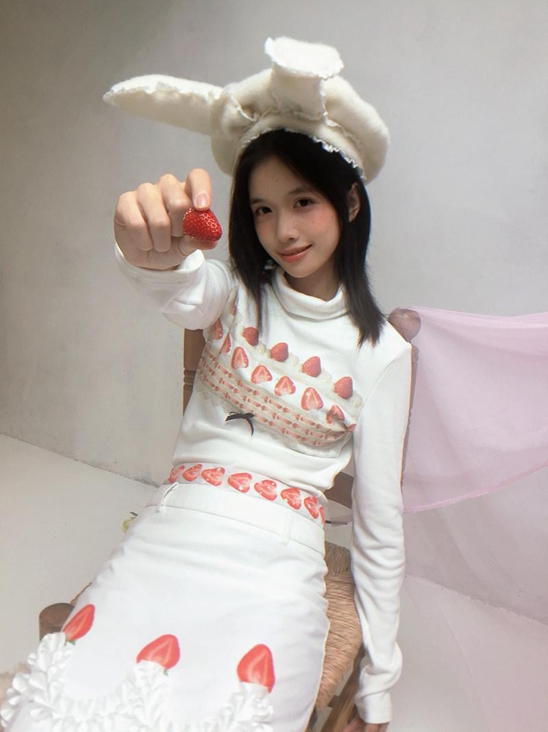 Daytoday Strawberry Cake Print High Neck Slim Fit Women&