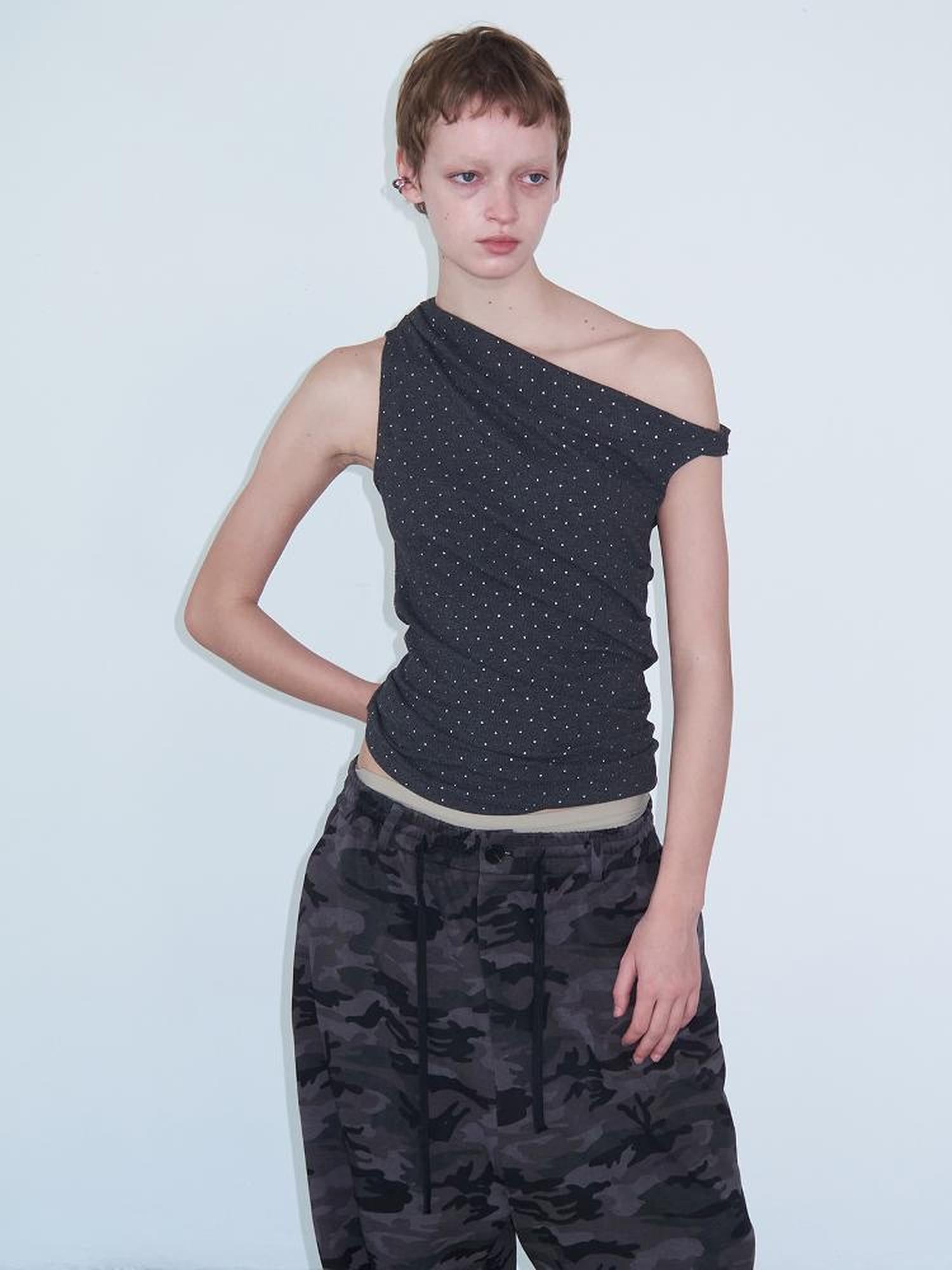 Delivery Asymmetric Shoulder Pleated Knit Top With Gray Polka Dot