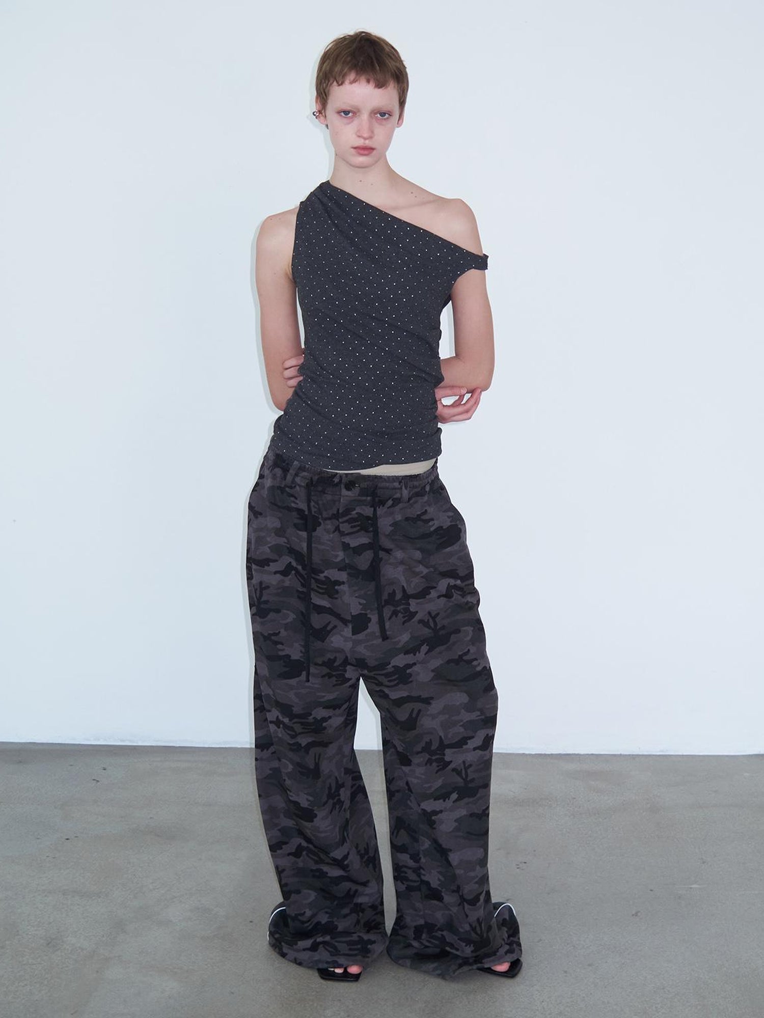 Delivery Asymmetric Shoulder Pleated Knit Top With Gray Polka Dot