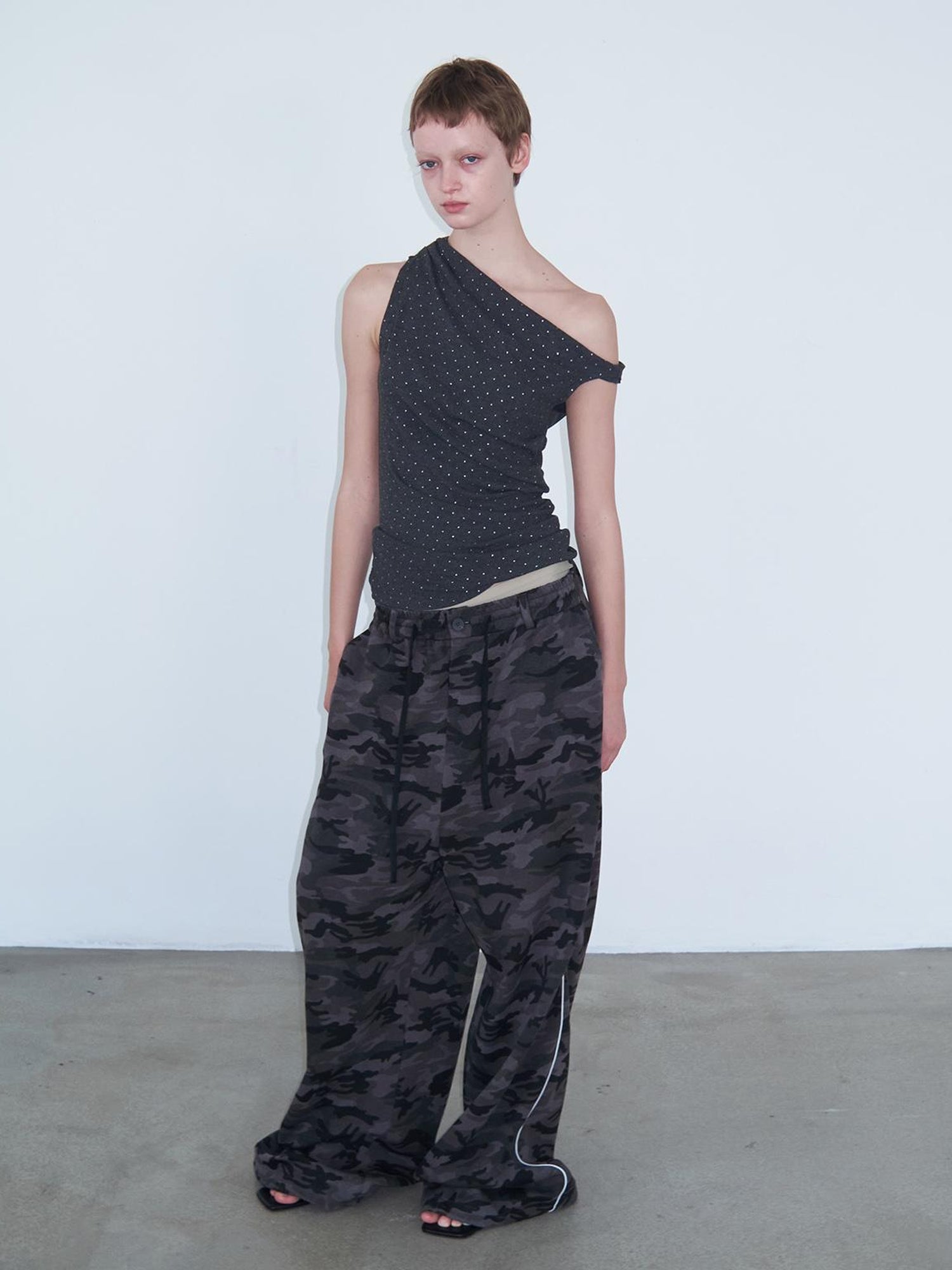 Delivery Asymmetric Shoulder Pleated Knit Top With Gray Polka Dot