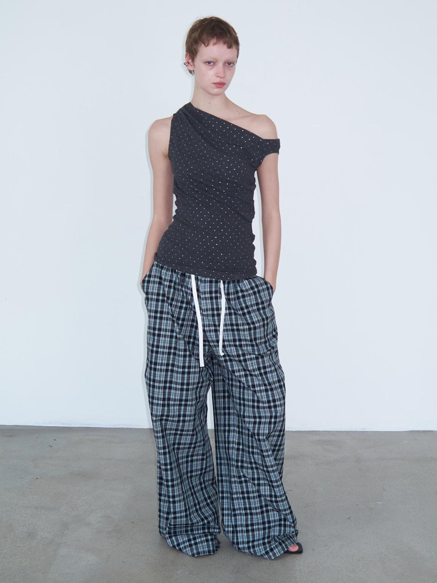 Delivery Asymmetric Shoulder Pleated Knit Top With Gray Polka Dot