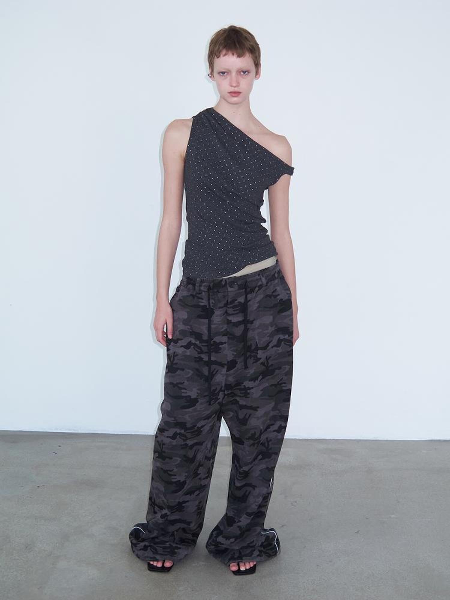 Delivery Asymmetric Shoulder Pleated Knit Top With Gray Polka Dot